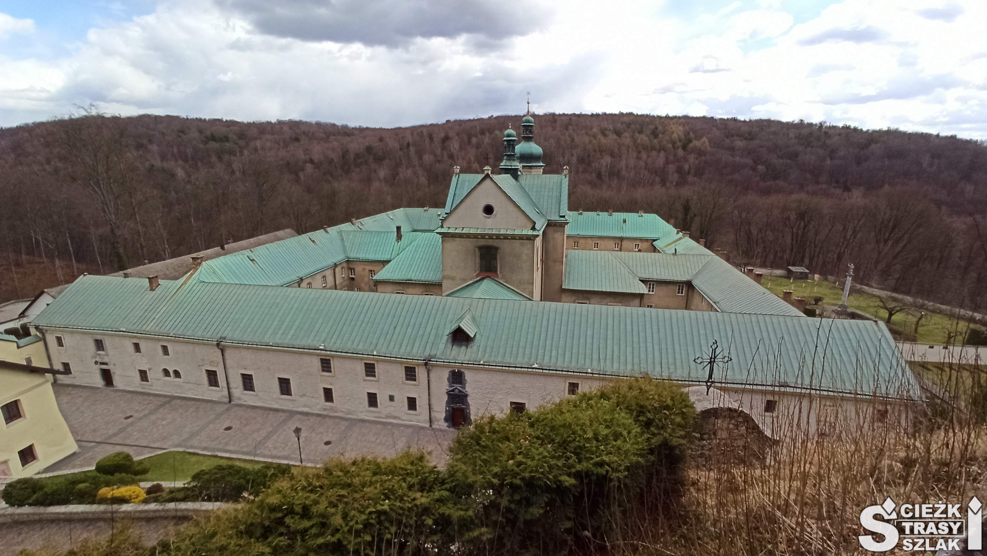 Wieża Sanktuarium w środku zabudowań klasztoru karmelitów bosych tworzących układ czworoboku