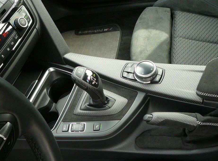elementy wnętrza auta z włókna węglowego carbon
