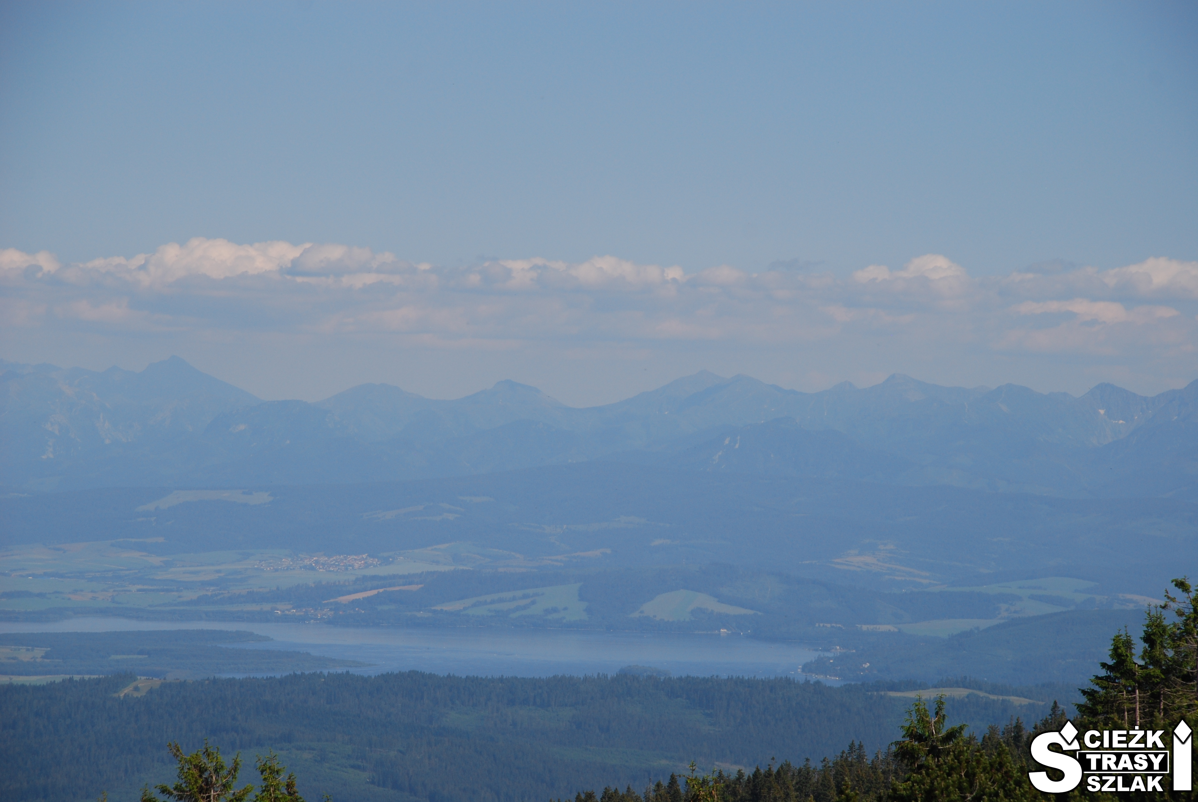 Krajobraz górski w oddali niczym chmury na niebie z górskiego niebieskiego szlaku na Pilsko na Słowacji