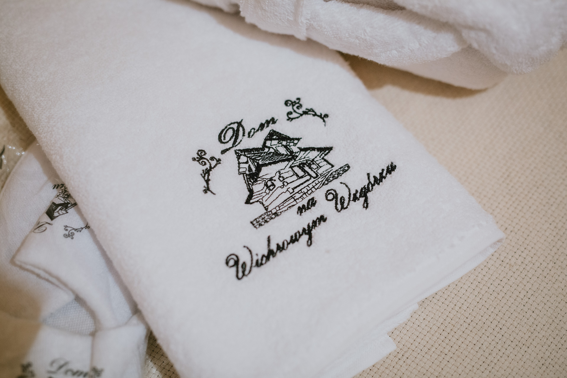 Na wyposażeniu są ręczniki z logo Domu