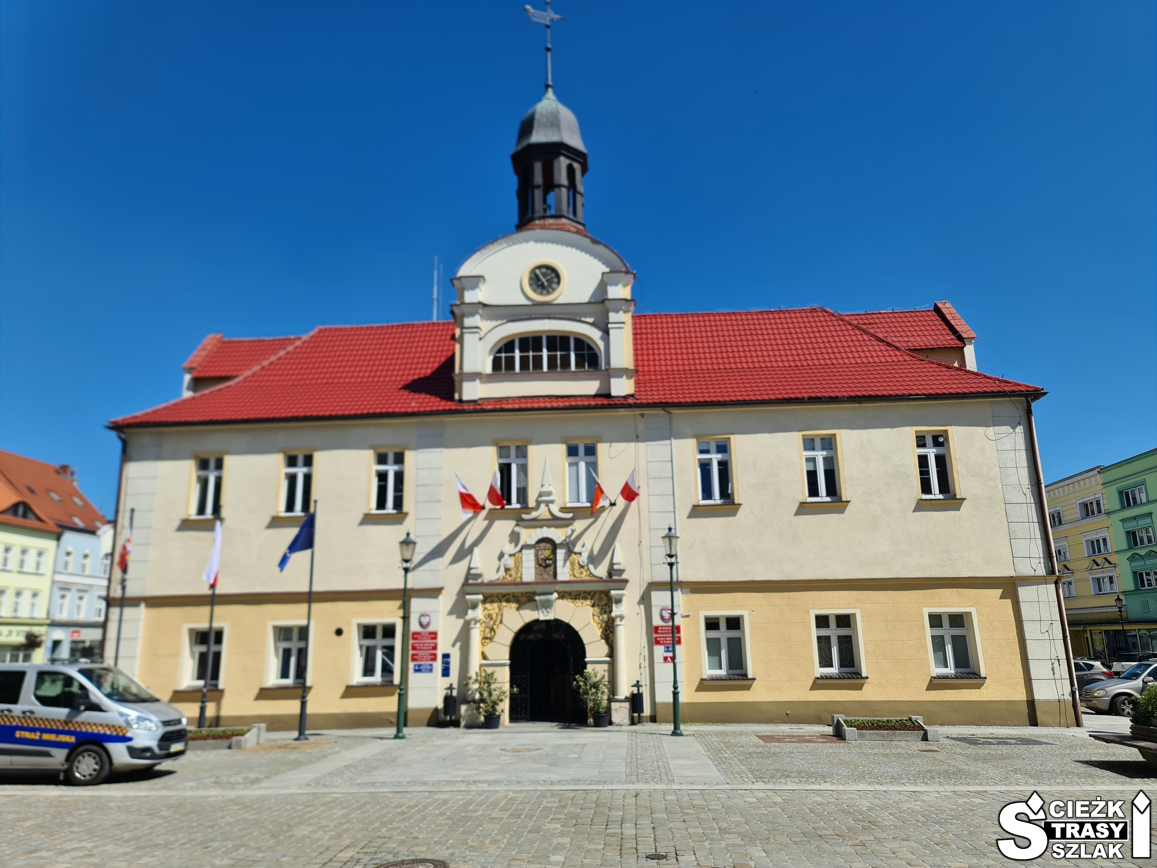 Zabytkowy ratusz w Żarach z czerwonym dachem w Starym mieście w pobliżu Zamku i pałacu Dewinów-Bibersteinów
