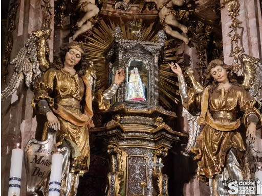 Figura Matki Boskiej Wambierzyckiej i dwa Anioły wkomponowane w ołtarz bazyliki