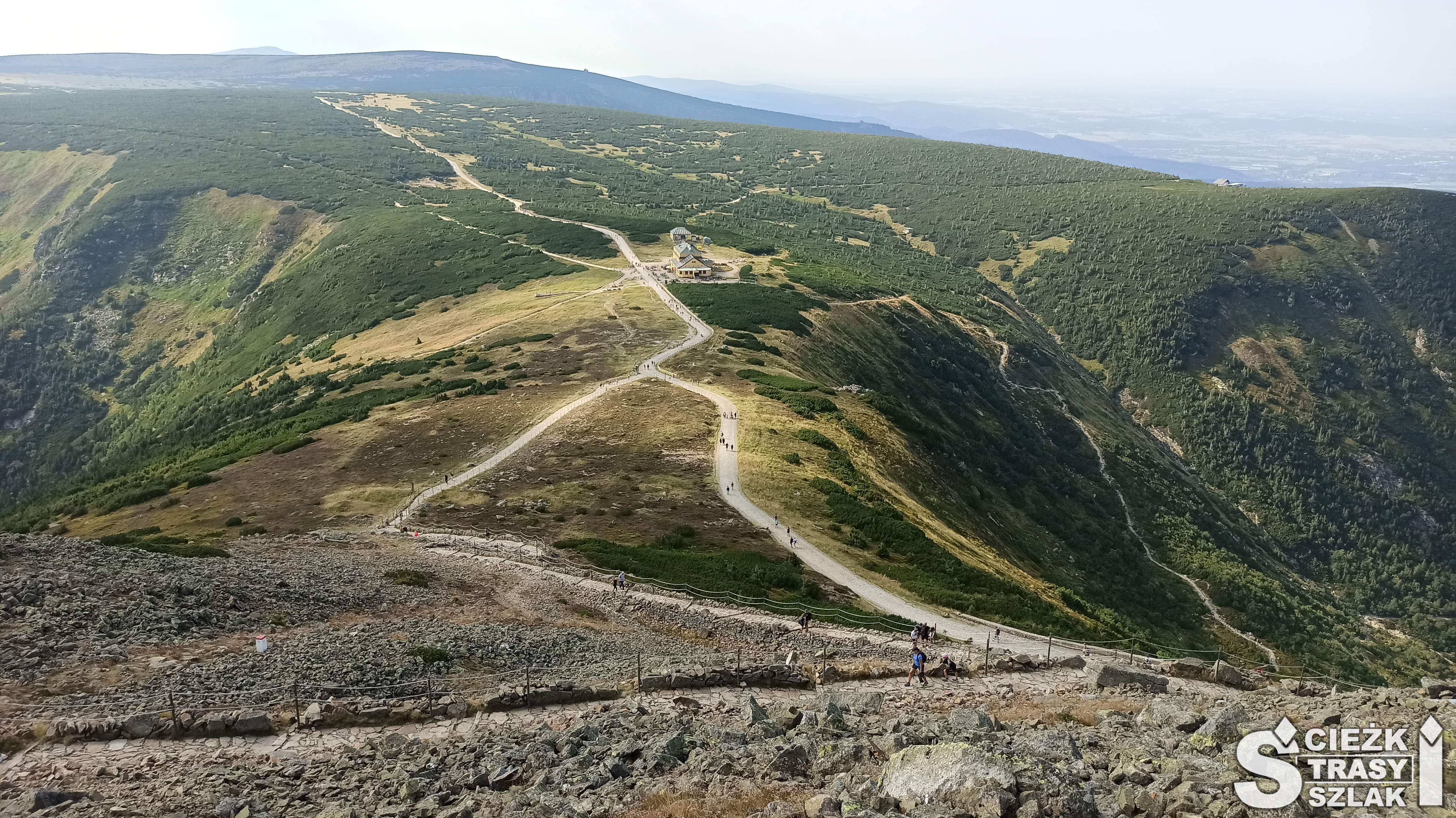 Wydeptane ścieżki piesze tworzące wiele szlaków górskich biegnące przez góry Karkonosze