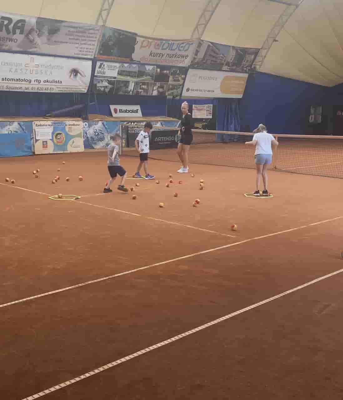 Завдяки груповим заняттям з тенісу для дітей, ваша дитина отримає нові навички, друзів та відчуття