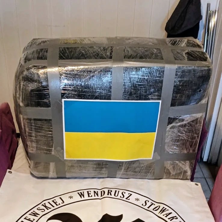 W ramach solidarności z walcząca Ukrainą członkowie stowarzyszenia zorganizowali szybką zbiórkę rzeczy niezbędnych i pomocnych w przetrwaniu w warunkach wojennych .