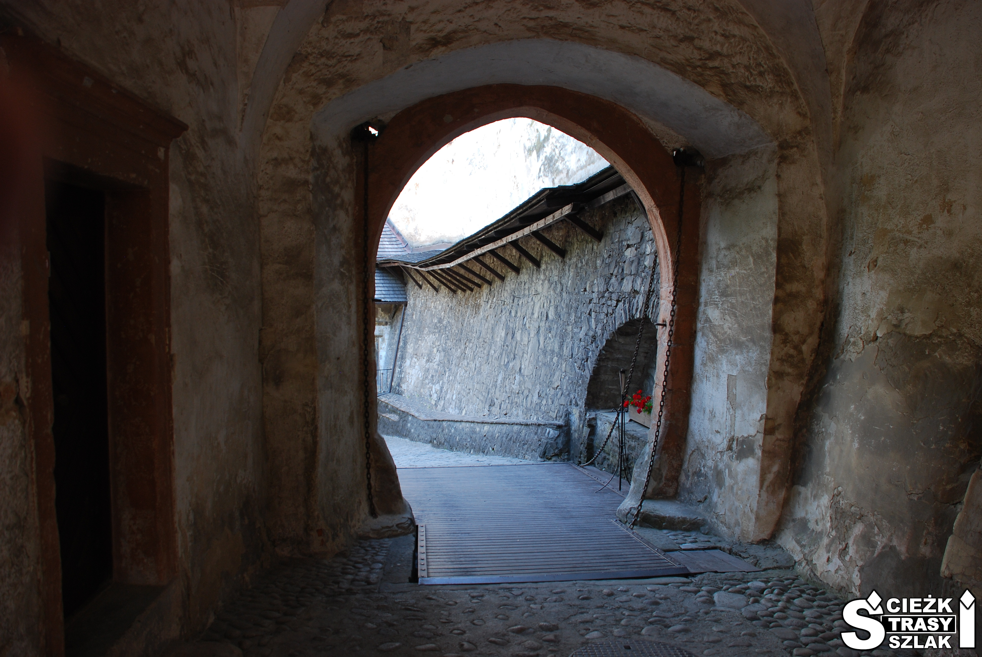 Łukowate wejście na dziedziniec Zamku Orawskiego na Słowacji zbudowanego na skale dolomitowej