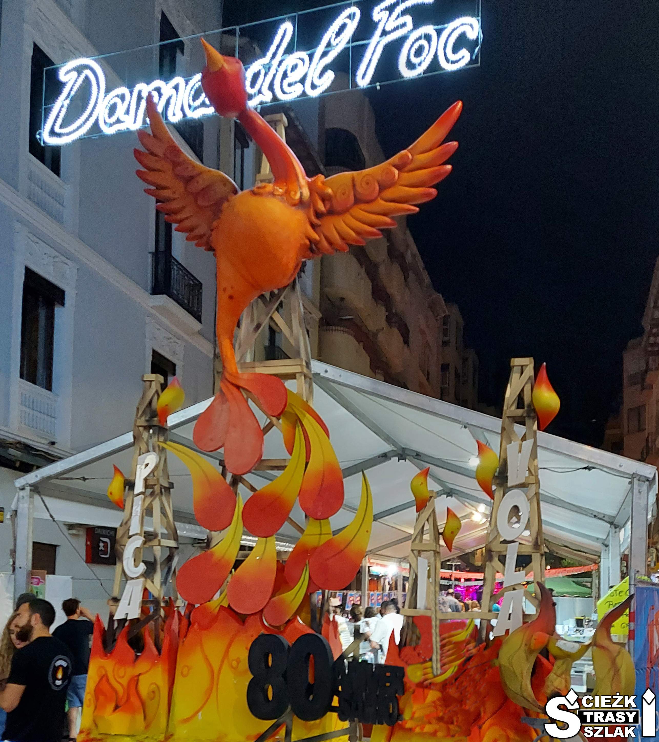 Pomarańczowy wielki ptak z ogonem  kukła Ninots z okazji Święta Ognia w Alicante Hogueras