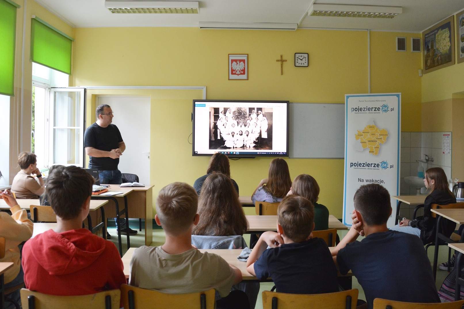 O niemieckiej zbrodni na „Dziekance” w szkole w Szczytnikach Duch.