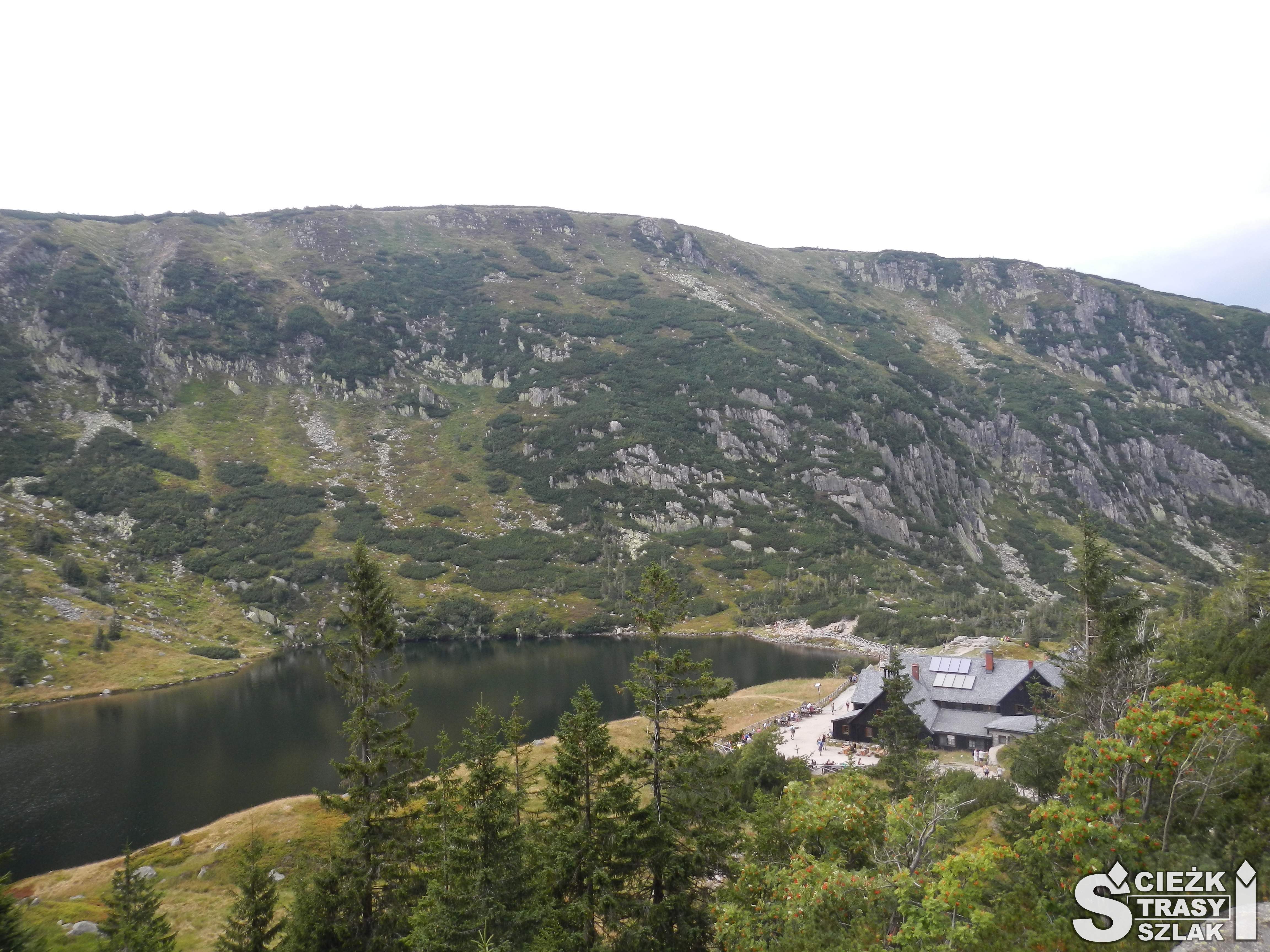Krajobraz z punktu widokowego (niebieski szlak górski na Śnieżkę) na schronisko Samotnia i Mały Staw - górskie jezioro