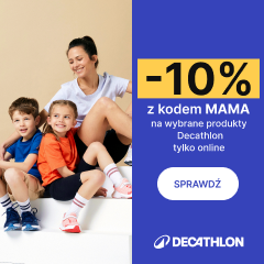 Kobieta z dwójką dzieci, dziewczynką i chłopcem przed biwakiem na tle reklamy promocji -10% z kodem MAMA