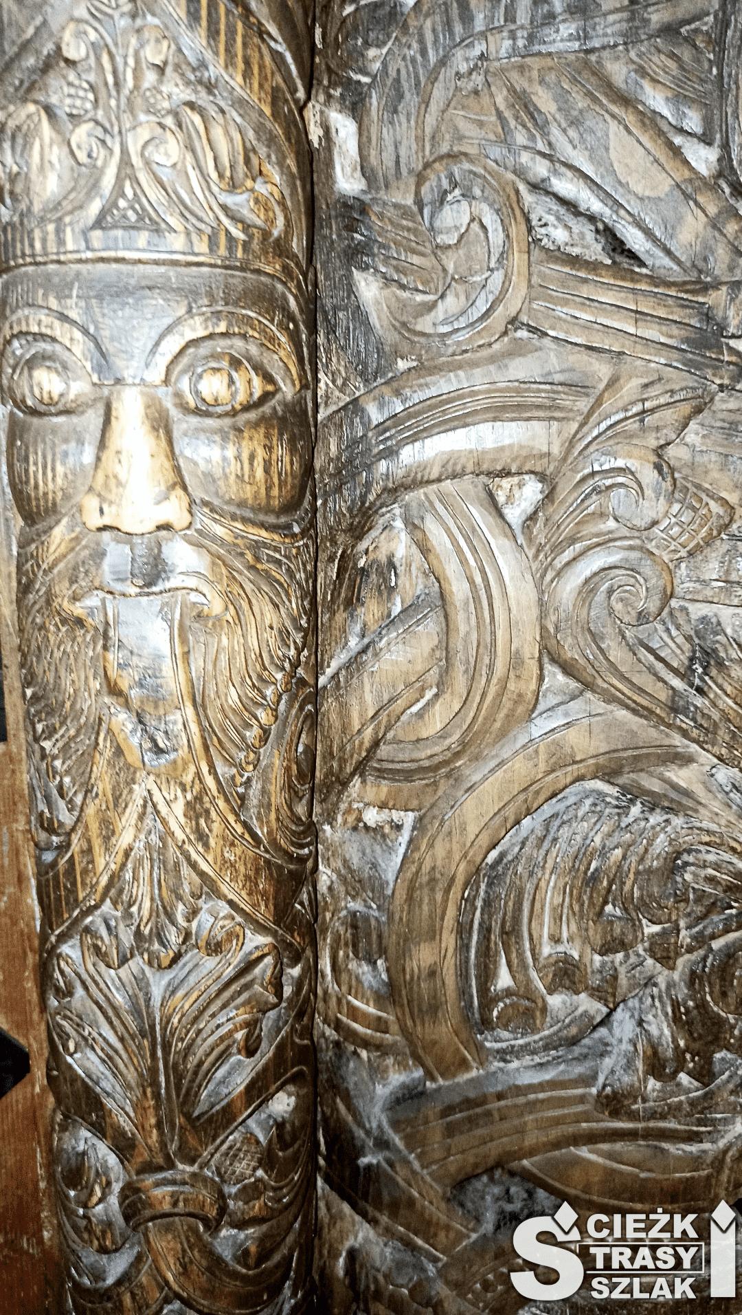 Płaskorzeźba na drzwiach w świątyni Wang przedstawiająca jedną z wielu twarzy Wikingów w drewnie