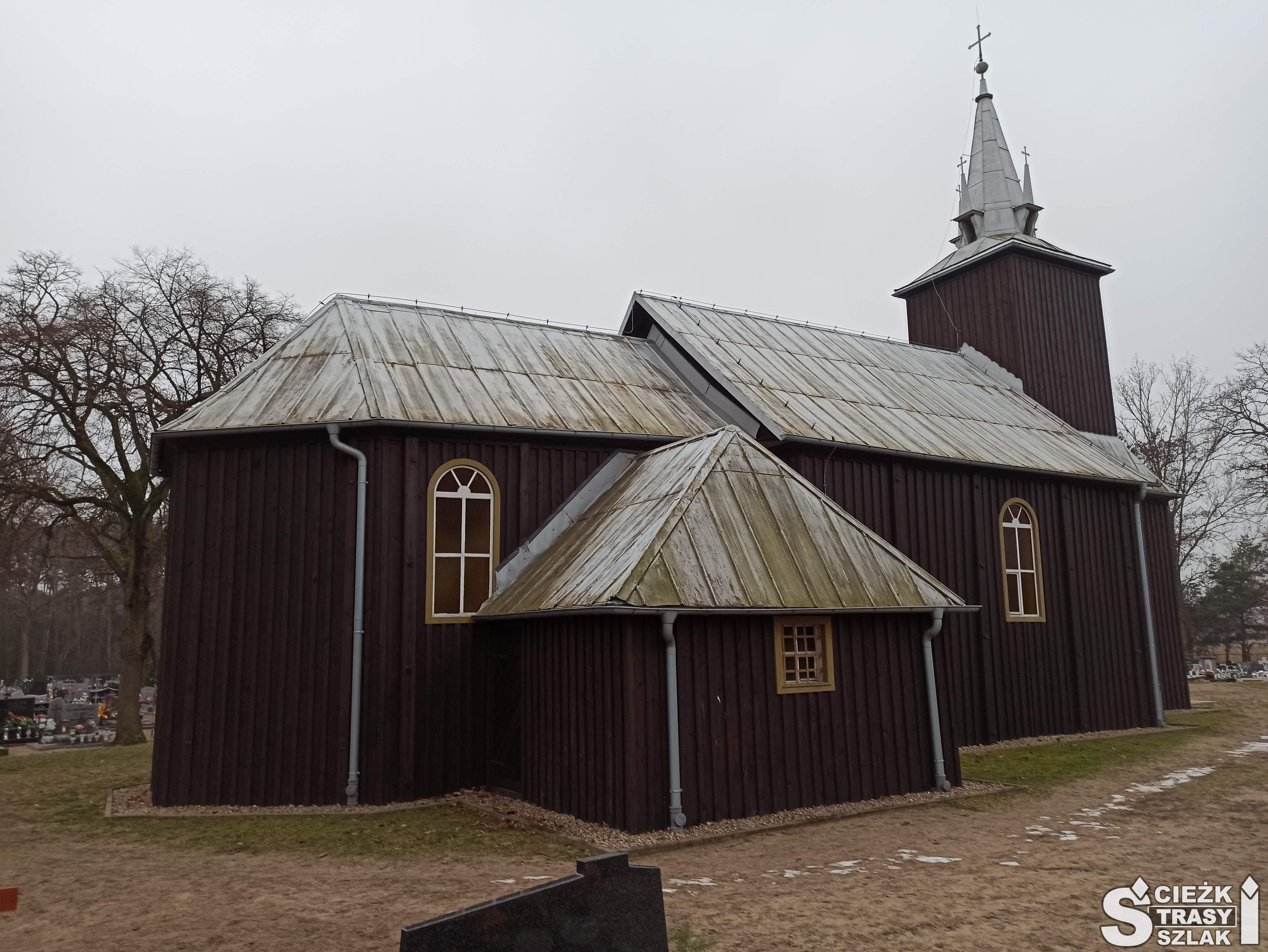 Drewniany kościół w Kębłowie z wieżą kościelną - kaplica cmentarna