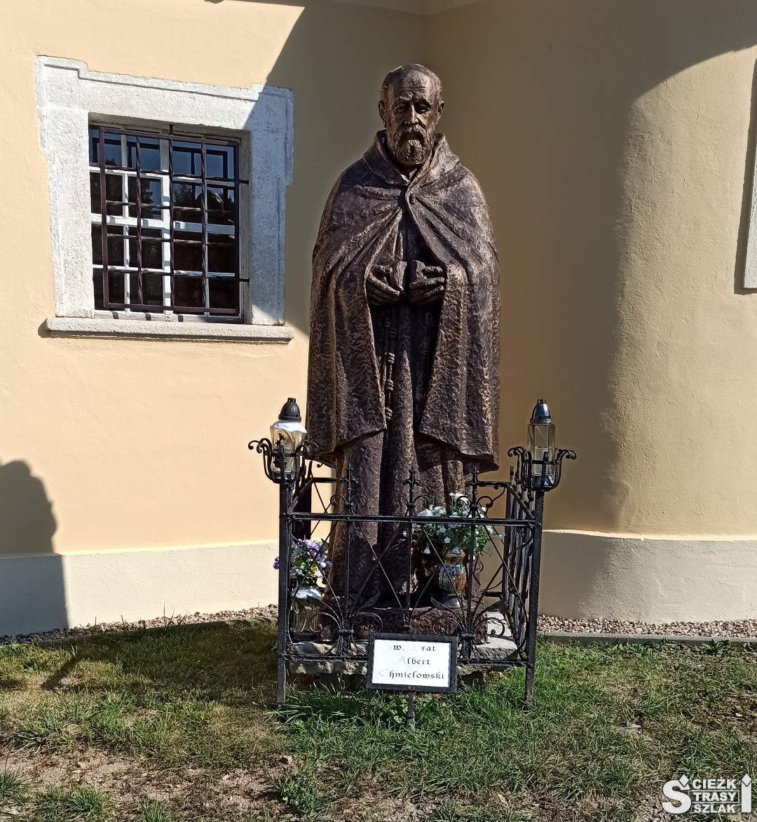 Pomnik Św. Alberta Opiekuna Bezdomnych przy Kaplicy Czaszek w Czermnej
