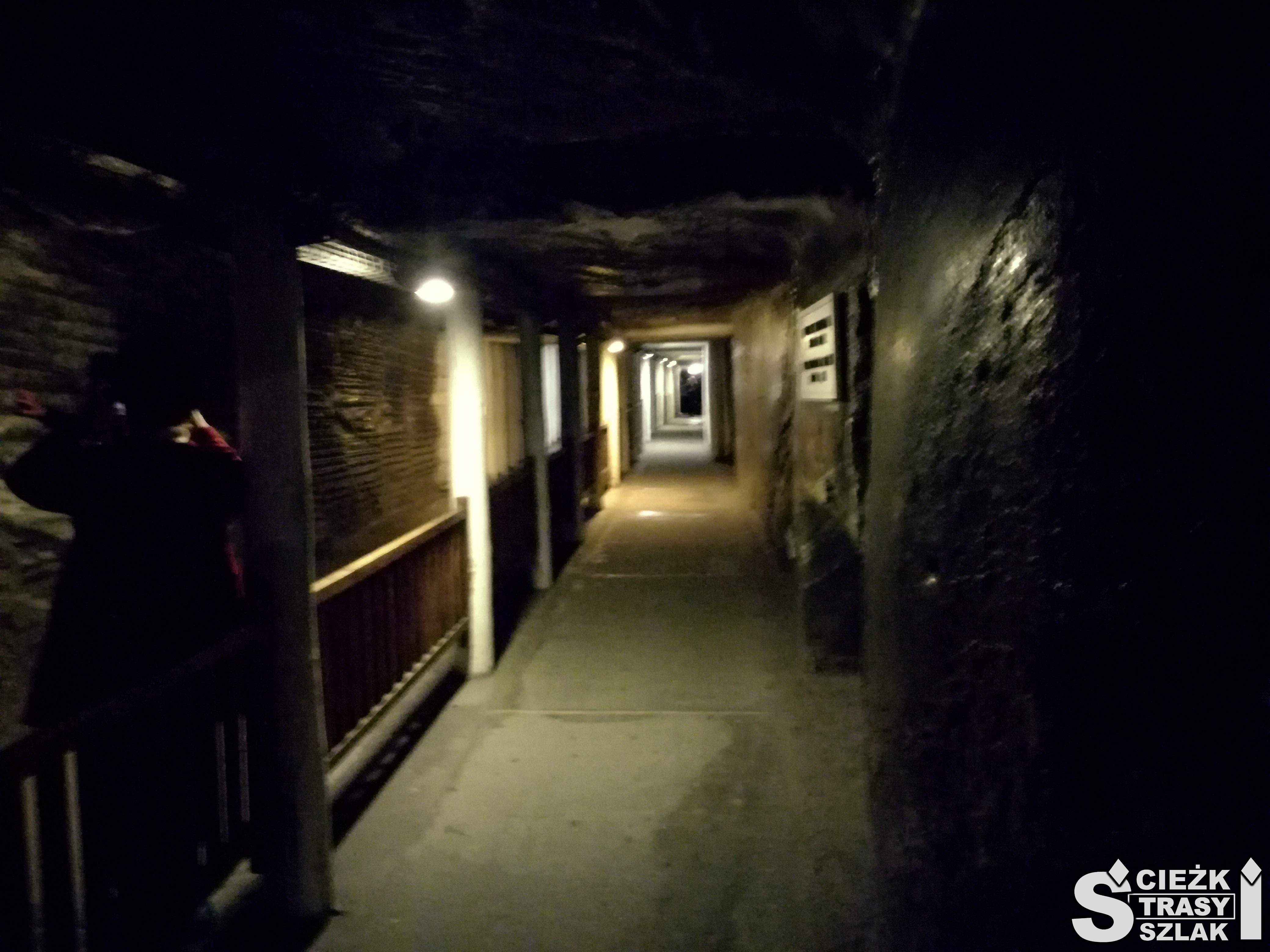 Ciemny korytarz lekko podświetlony wydrążony w ziemi w czasie wydobywania soli w Wieliczce