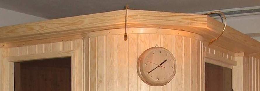 podświetlony punktowymi lampkami zegar na zewnątrz sauny