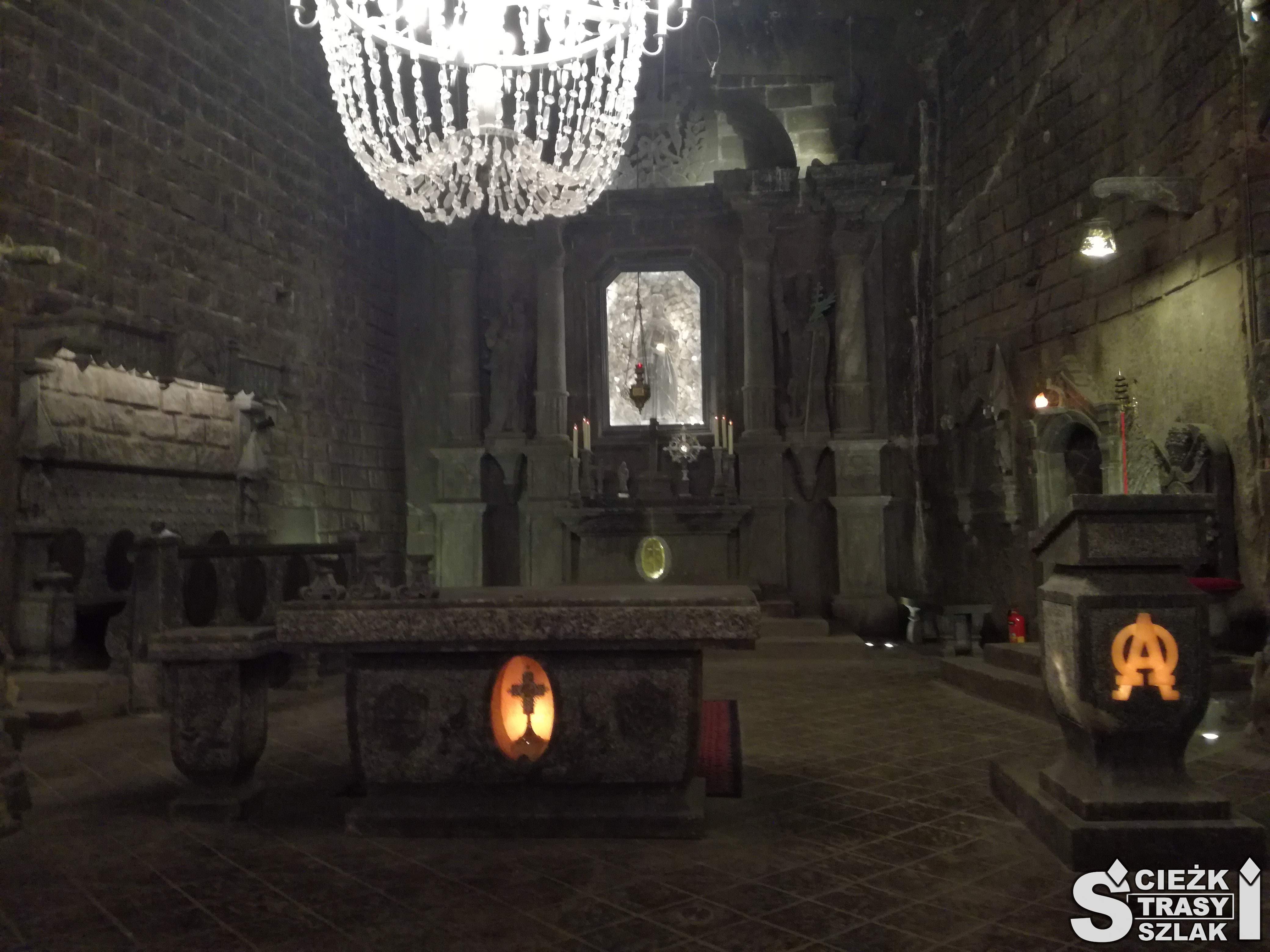 Kryształowy żyrandol i podświetlony ołtarz główny kaplicy Św. Kingi w kopalni soli w Wieliczce
