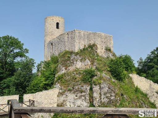 Ruiny zamku Pilcza we wsi Smoleń z wieżą widokową na skale wapiennej z murem obronnym