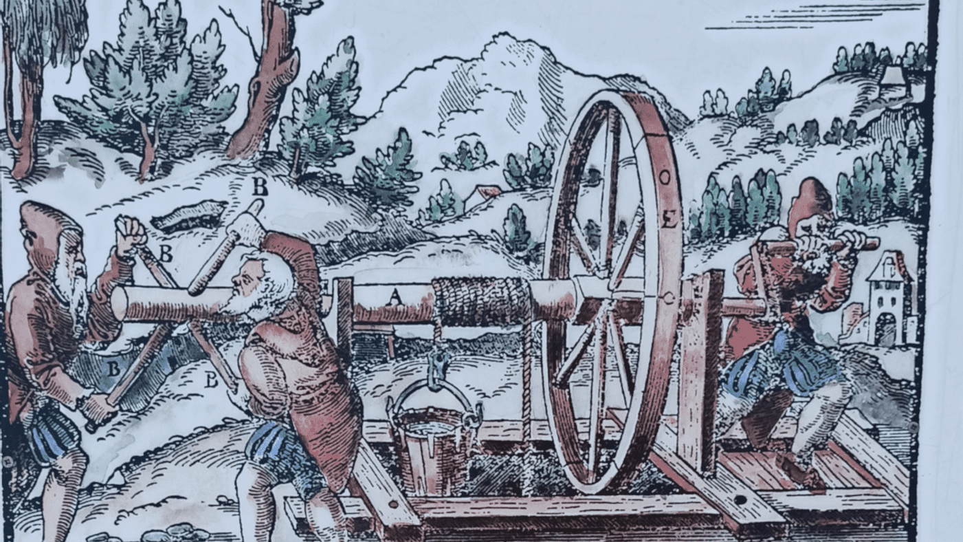 Stary rysunek pokazujący sposób wydobycia wody ze studni przez trzech górników