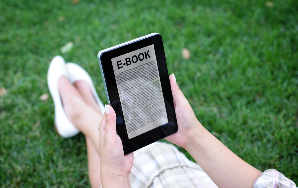 Zdjęcie ekranu z e-bookiem na tabletie, podkreślający mobilność i dostępność wersji elektronicznych książek