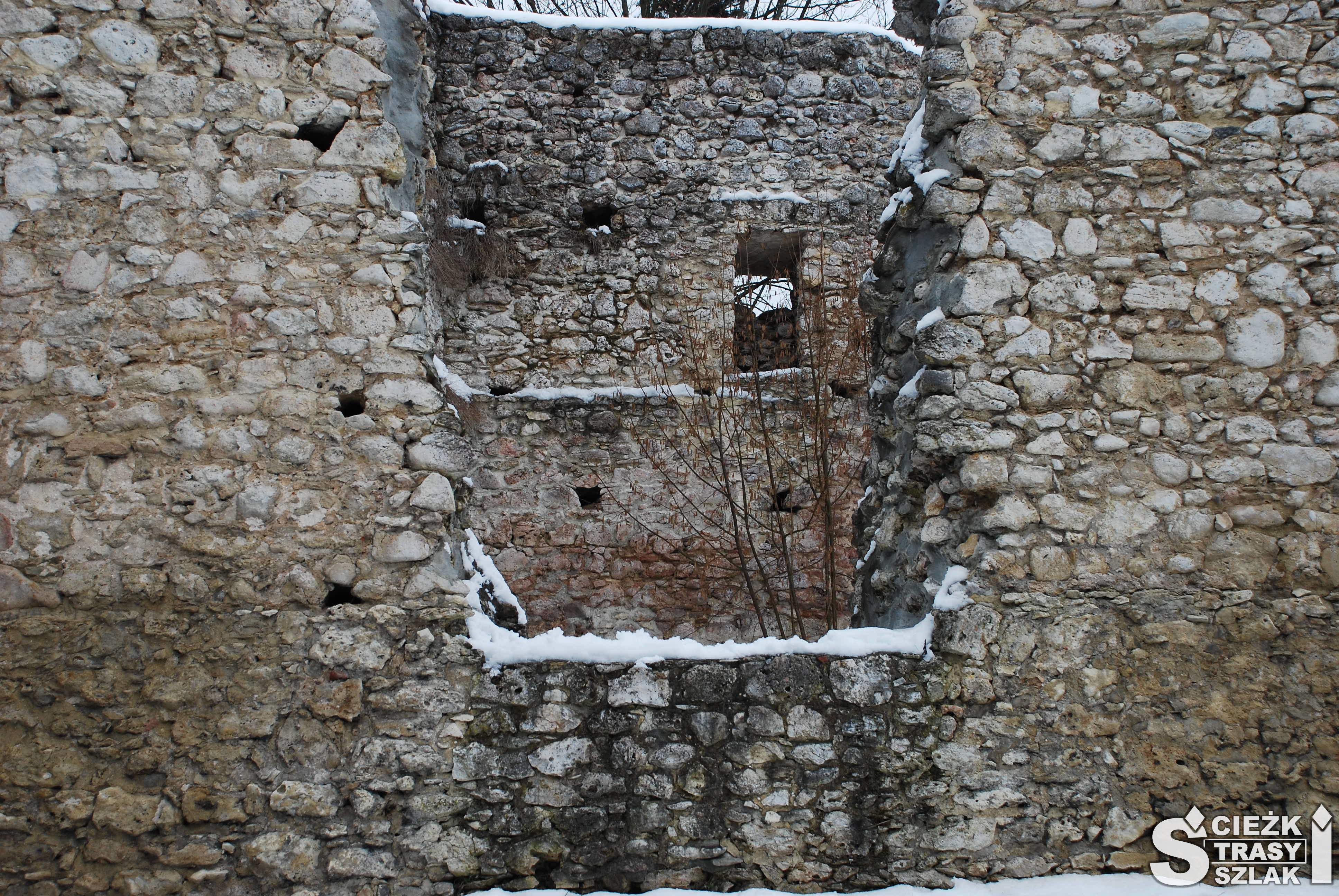 Wysokie mury zamku w Bydlinie z oknami do wnętrza dawnego kościoła pw. św. Krzyża