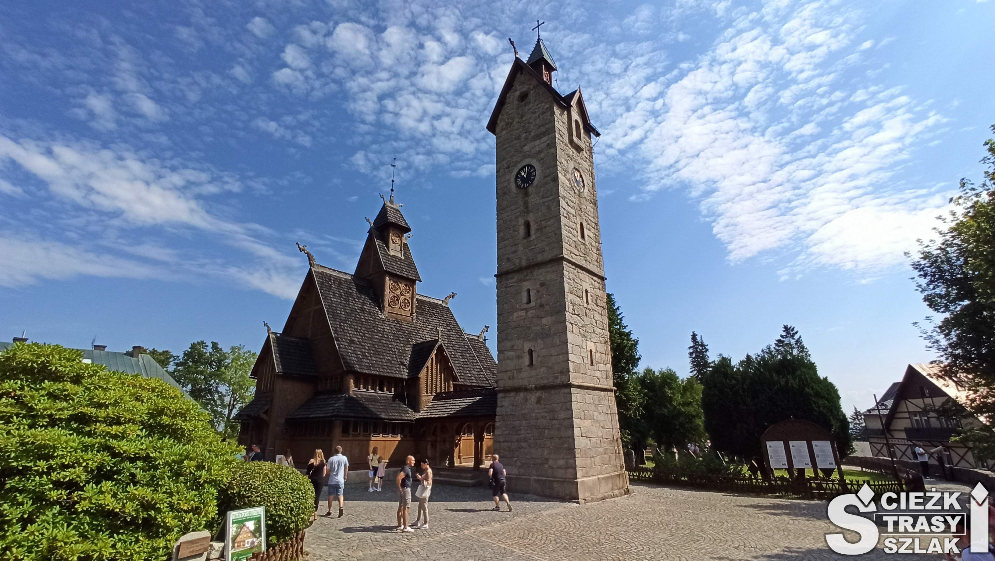 Świątynia Wang - Kościół drewniany z krużgankami za wysoką dzwonnicą Wikingowie wzbogacili kościoły ewangelickie swoim zabytkiem
