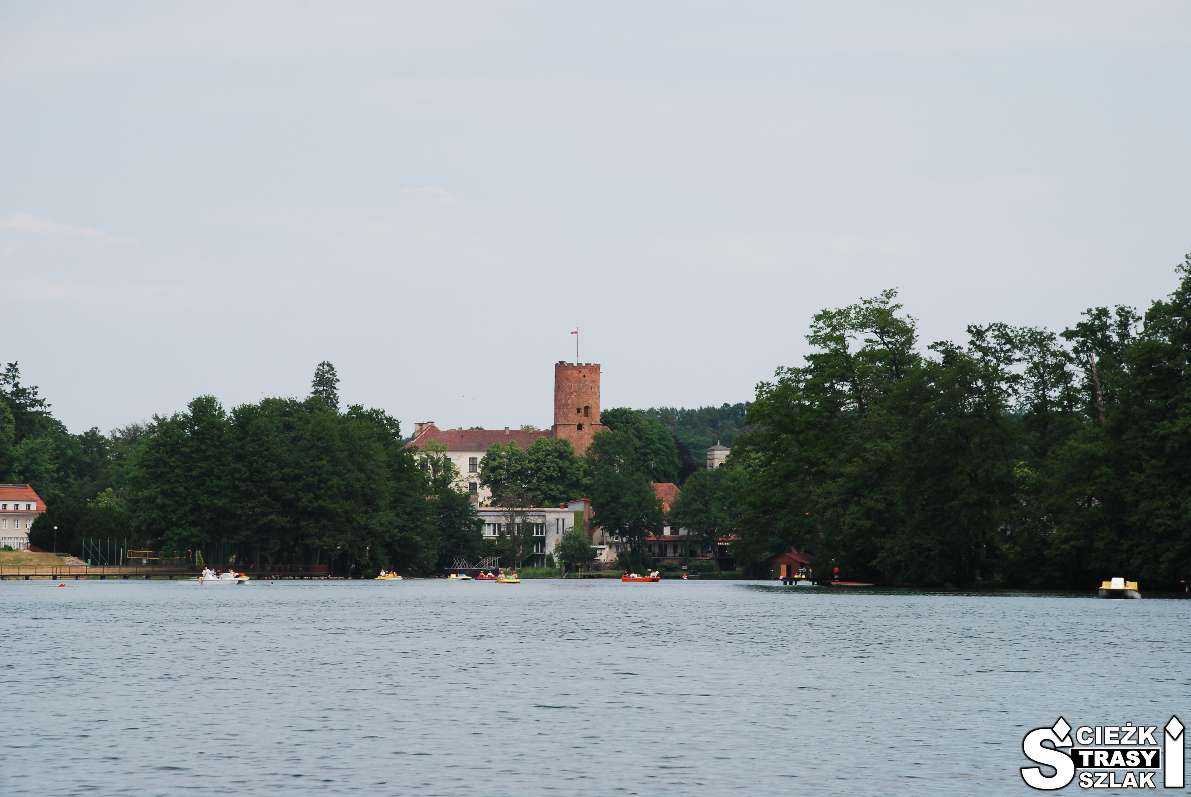 Wieża zamku Joannitów w Łagowie z czerwonej cegły z roweru wodnego dryfującego po Jeziorze Łagowskim