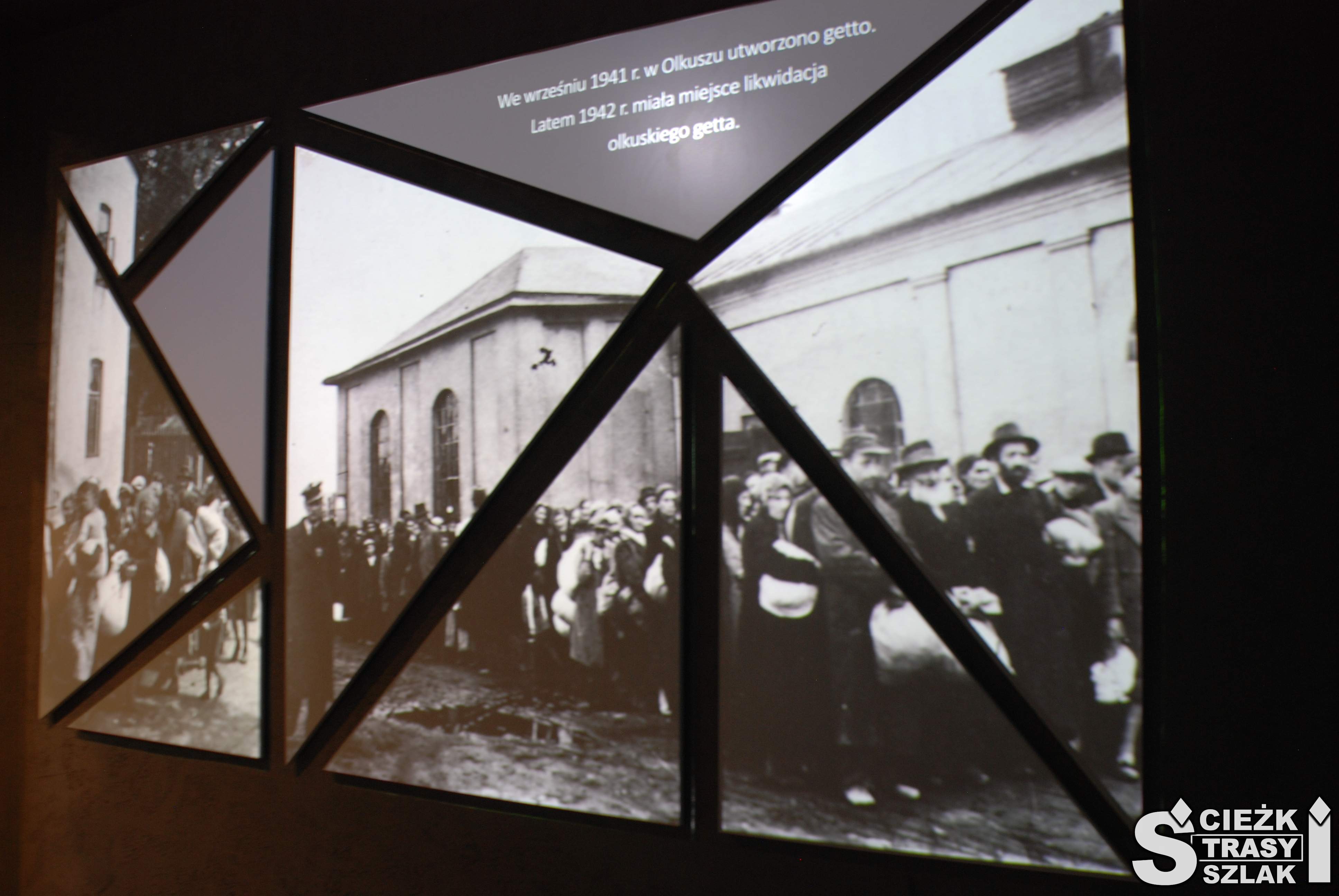Wielki telebim w czarno-białą fotografią żydowskich mieszkańców Olkusza represjonowanych w czasie drugiej wojny światowej