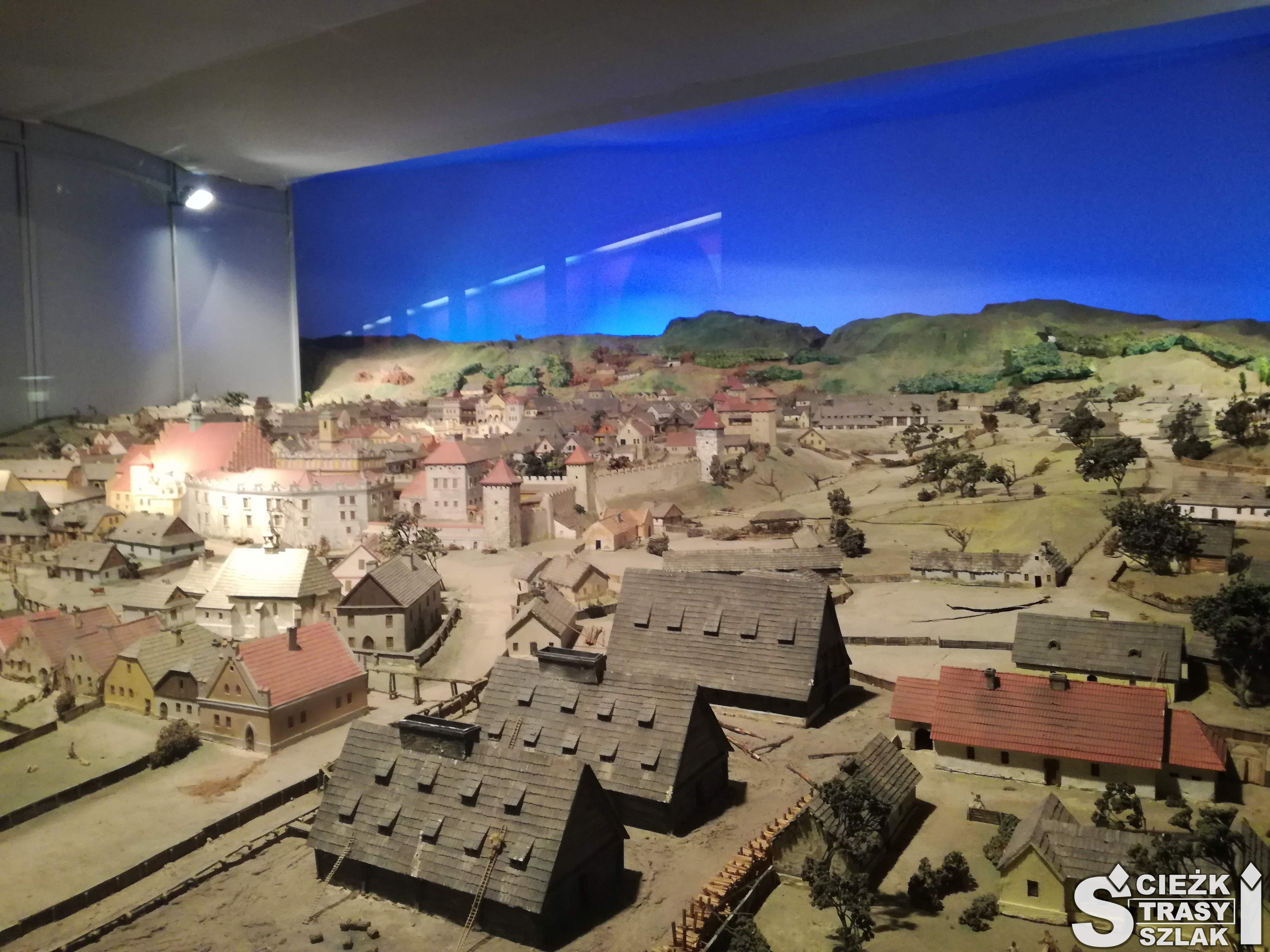 Podświetlone domy górników i budynki należące do kopalni soli w Wieliczce tworzące makietę dawnego miasta