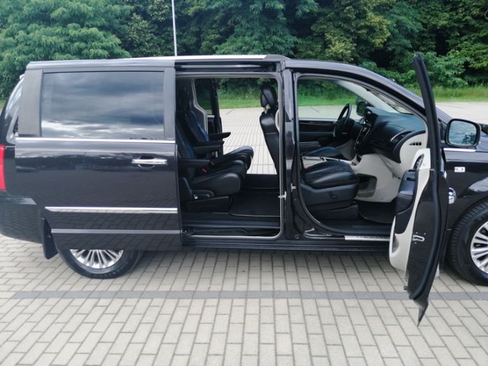 RIDER Szczecin transport transfer i przewóz osób na lotniska samochód Chrysler minivan 7 osób