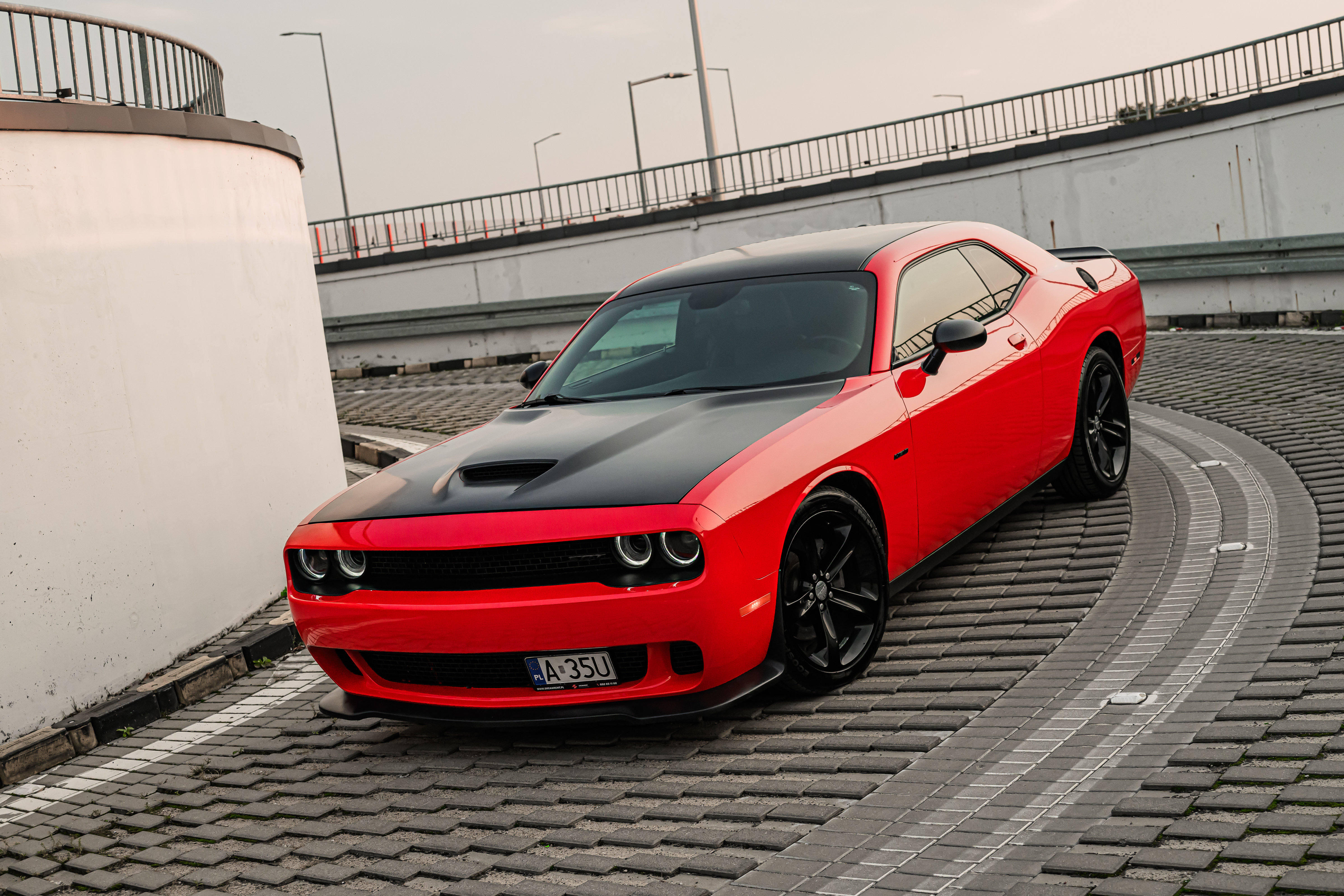 Wypozyczalnia samochodow Warszawa Dodge challengerjpg