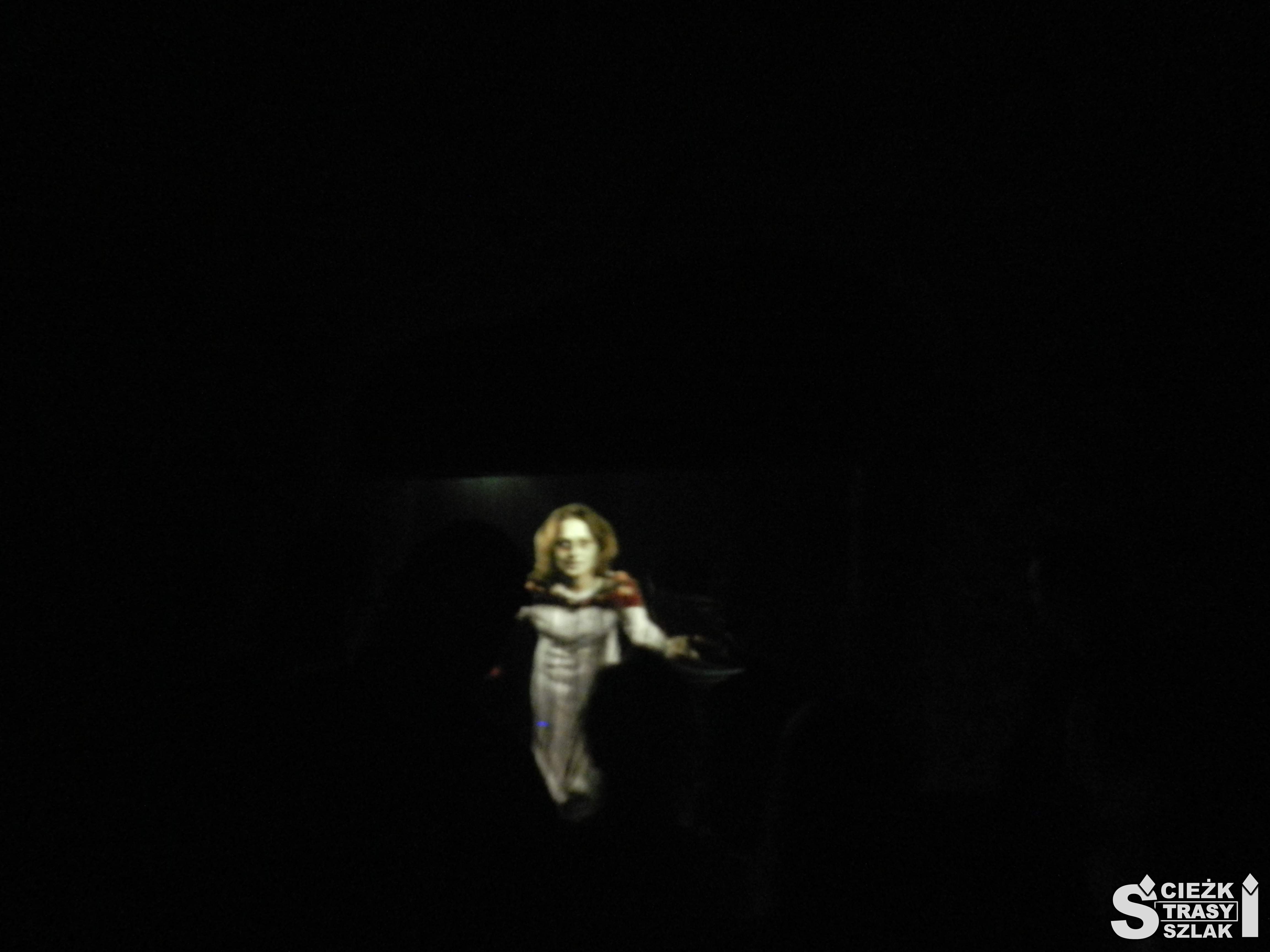 Projekcja ducha Gertrudy wyświetlana w ciemnym tunelu sztolni Gertruda