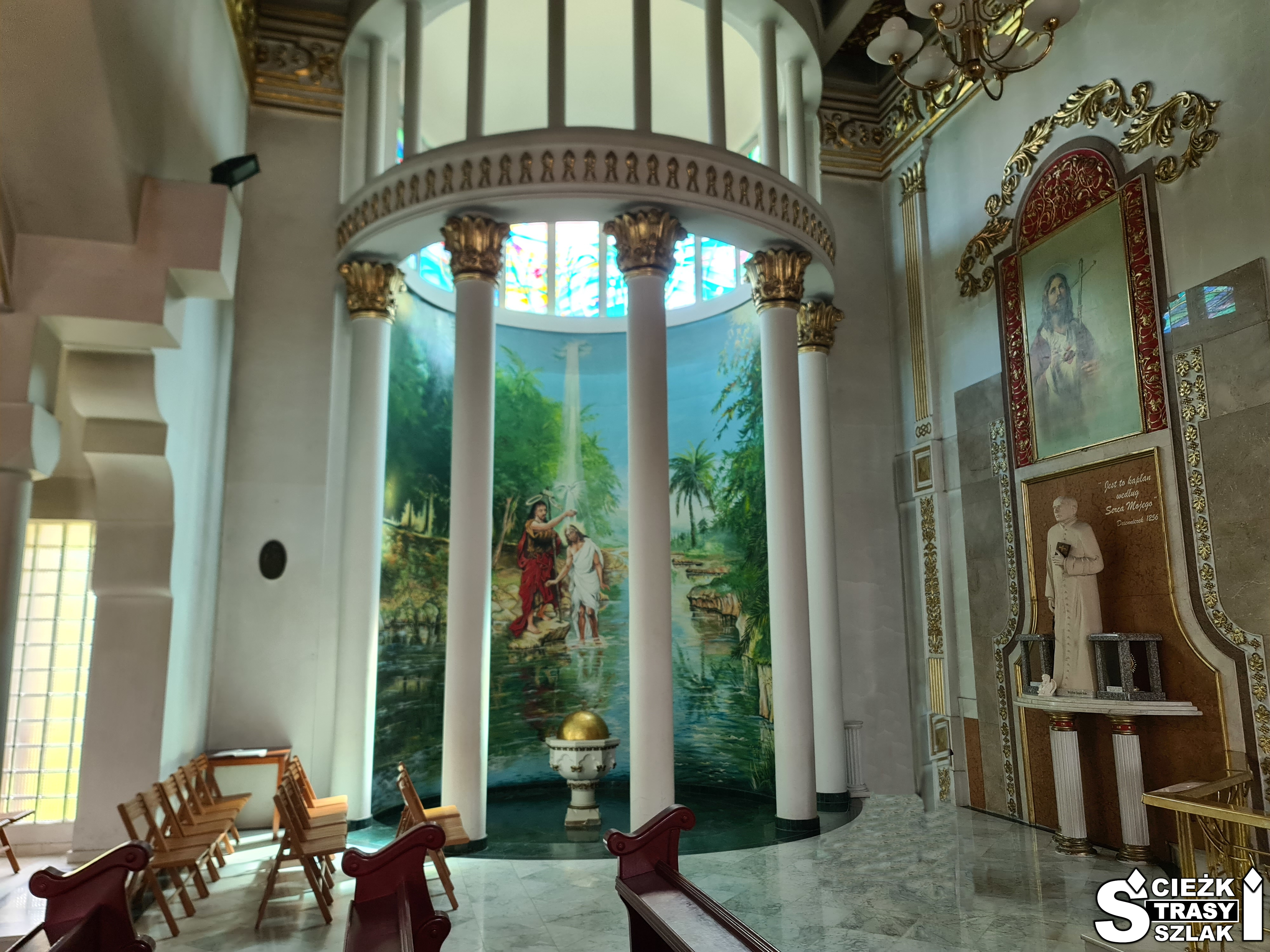 Malowidło prezentujące Chrzest Chrystusa na ścianie za kolumnami w Sanktuarium Miłosierdzia Bożego w Świebodzinie
