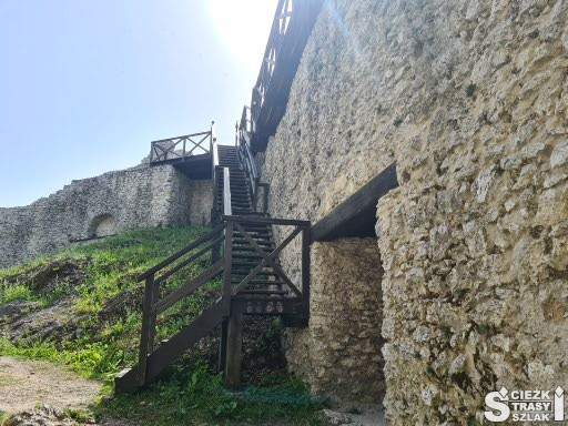 Strome schody na mur obronny otaczający zamek Smoleń z blankami i chodnikiem strzeleckim