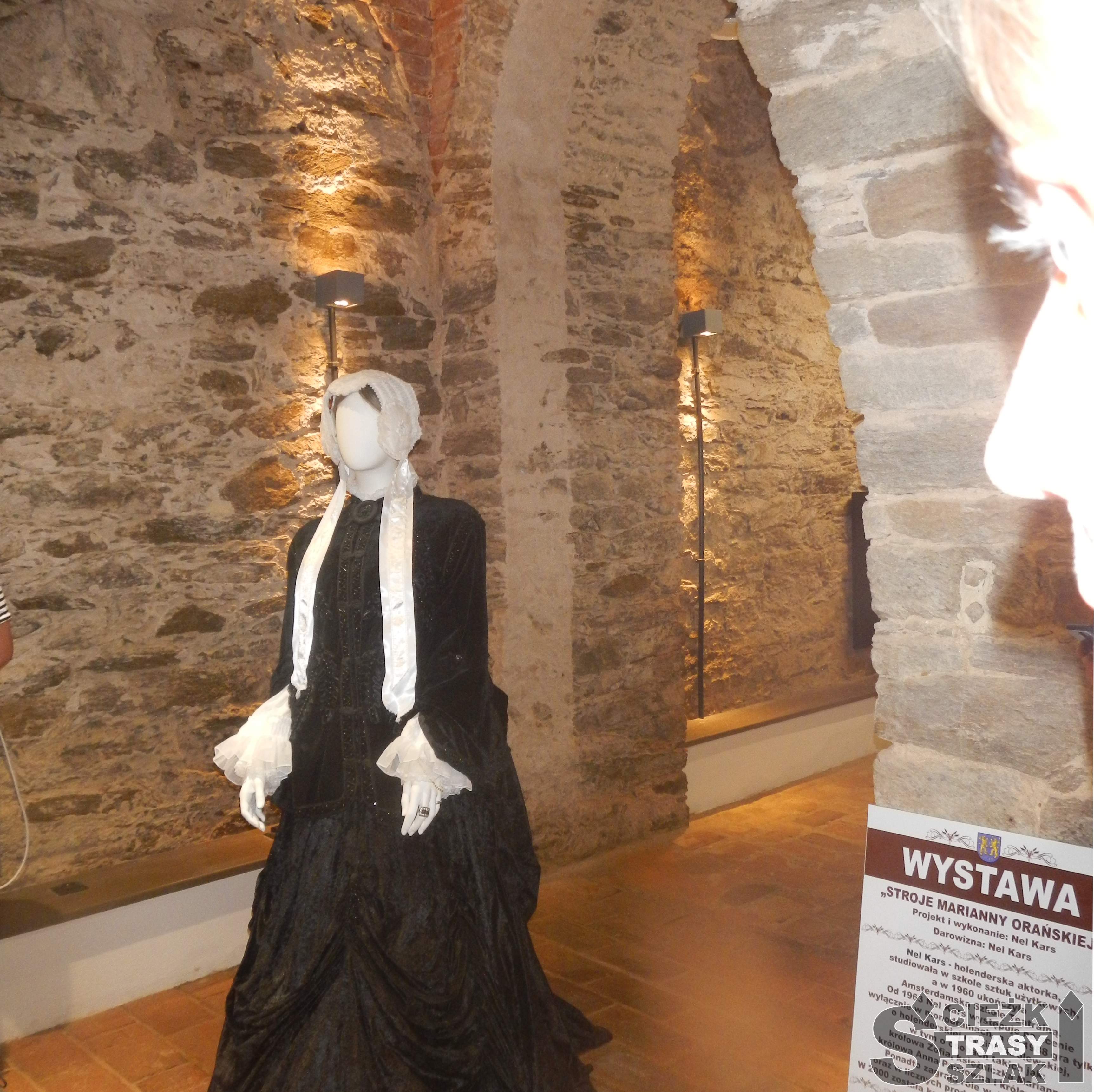 Manekin prezentujący dawny strój kobiety z arystokratycznego rodu w surowym wnętrzu Pałacu Marianny Orańskiej