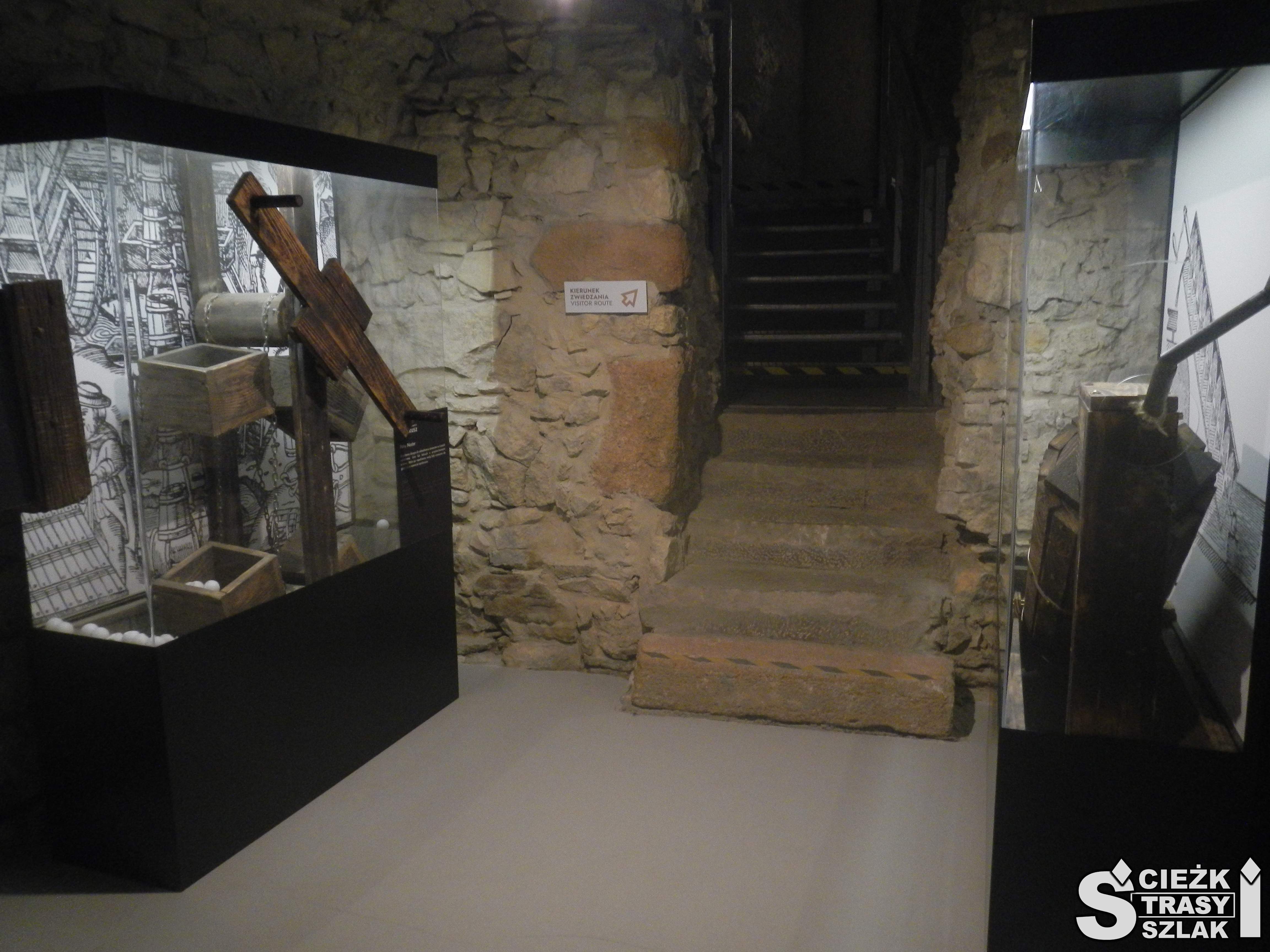 Piwnice ratusza w Olkuszu z ekspozycją średniowiecznych narzędzi w podziemnym muzeum