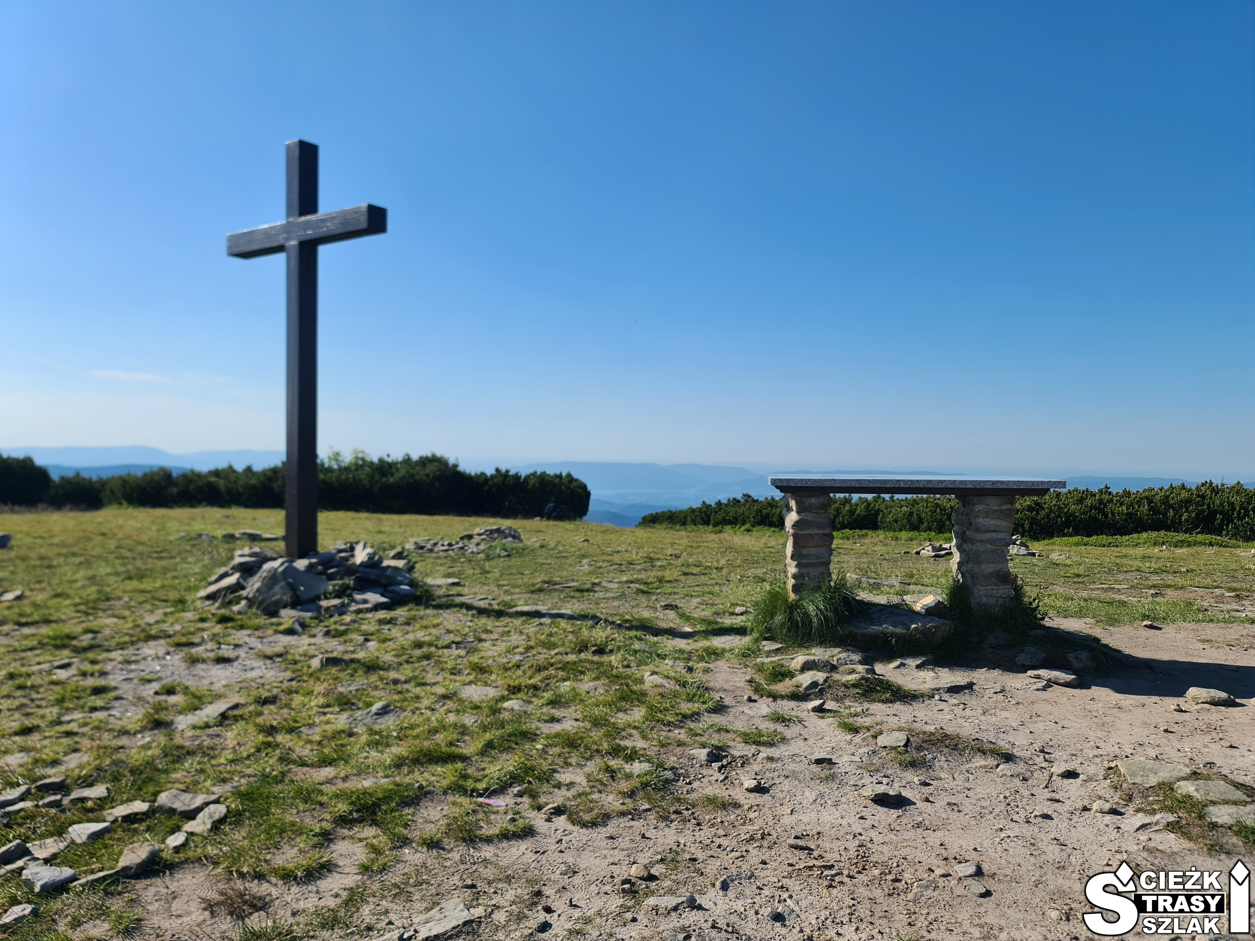 Ciekawe atrakcje turystyczne w postaci krzyża i ołtarza na szczycie Góry Pilsko na granicy polsko-słowackiej
