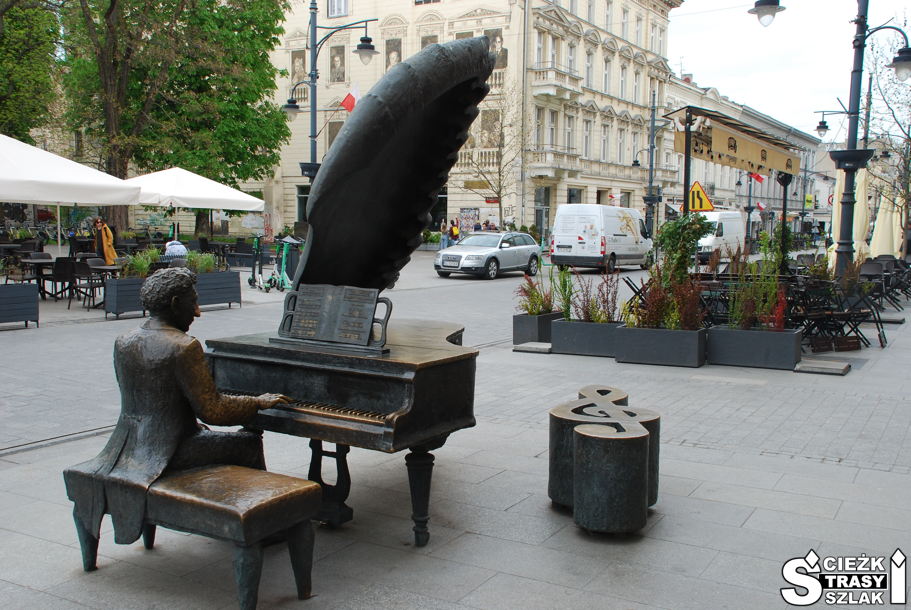 Fryderyk Chopin z brązu przy fortepianie i ławce w kształcie klucza wiolinowego na Ulicy Piotrkowskiej w Łodzi