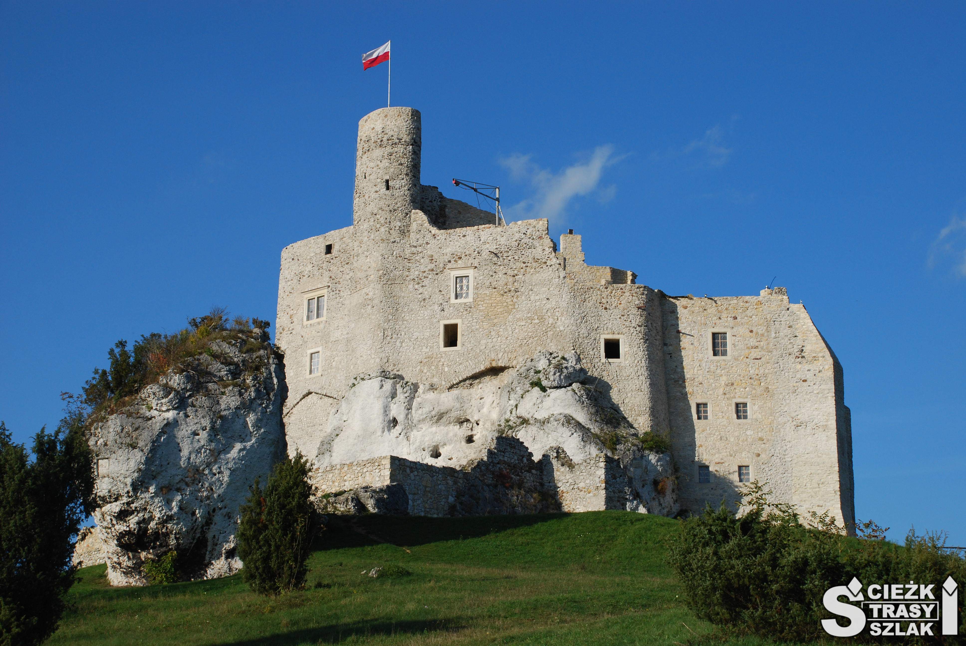 Zamek w Mirowie na skale wapiennej w otoczeniu osobliwości skalnych na Szlaku Orlich Gniazd