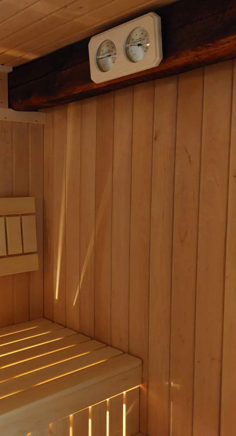 wkomponowana we wnętrze sauny belka stropowa budynku posłużyła jako miejsce dla  higrotermometru