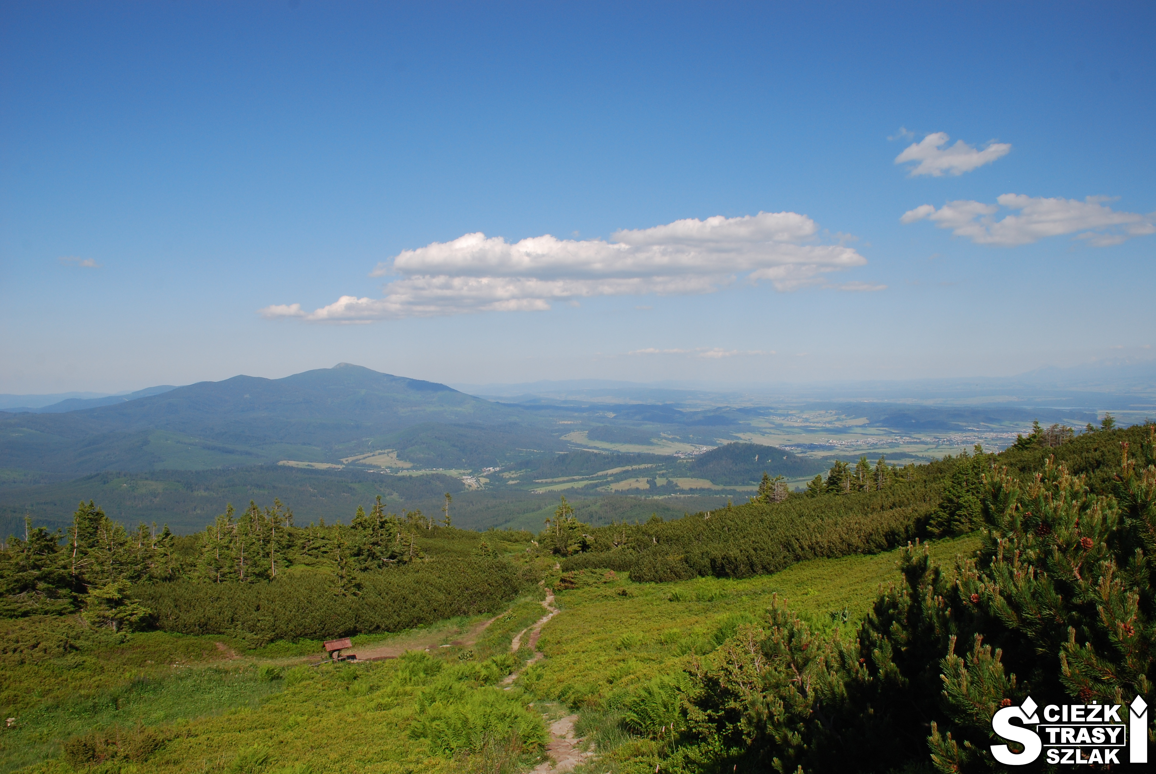 Krajobraz górski na Beskid Żywiecki z najkrótszego szlaku górskiego na Pilsko i Górę Pięciu Kopców
