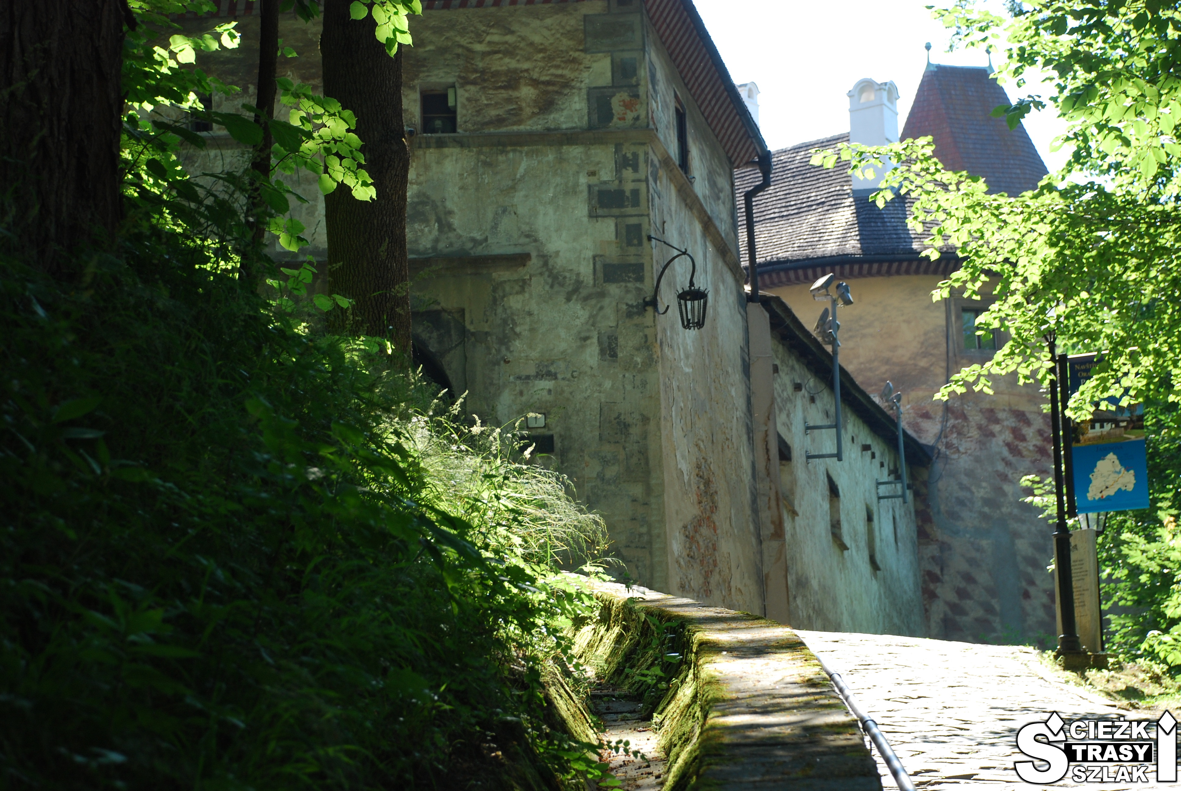 Ścieżka turystyczna wzdłuż muru obronnego Zamku Orawskiego na Słowacji