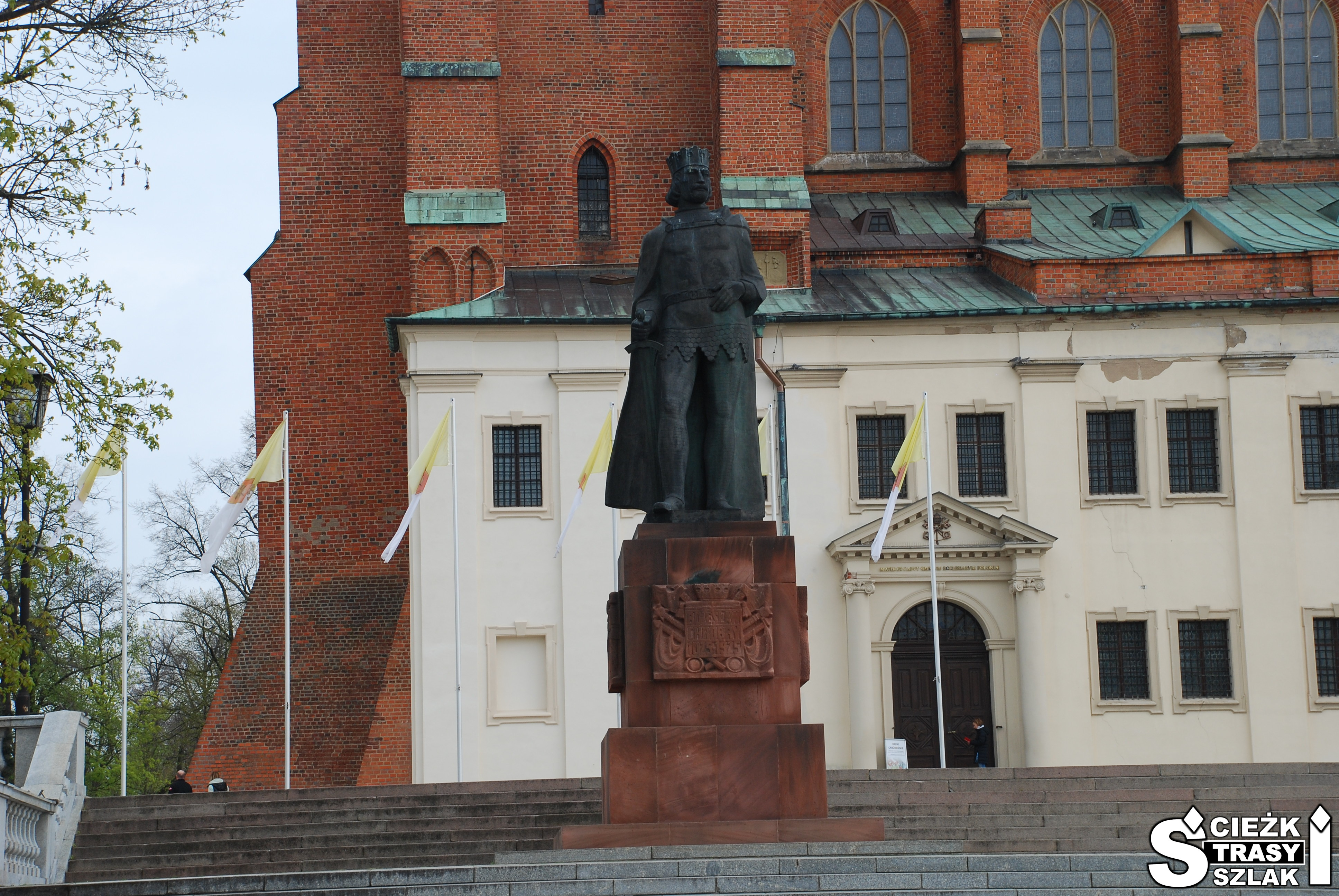 Pomnik Króla Bolesława Chrobrego z mieczem przy Katedrze Gnieźnieńskiej z czerwonej cegły