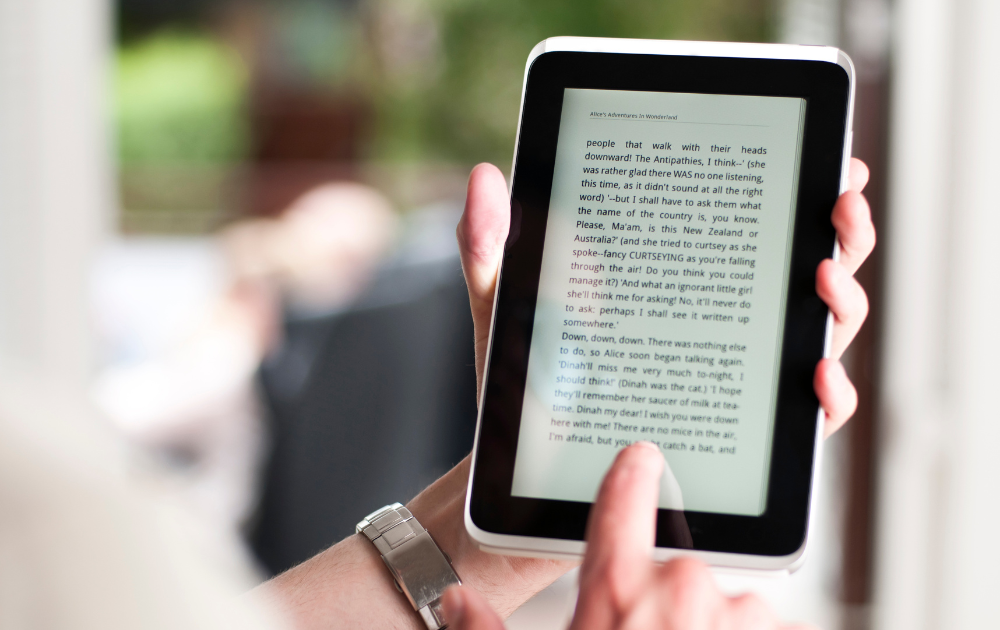 Ilustracja pokazująca wygodę korzystania z e-booków na różnych urządzeniach