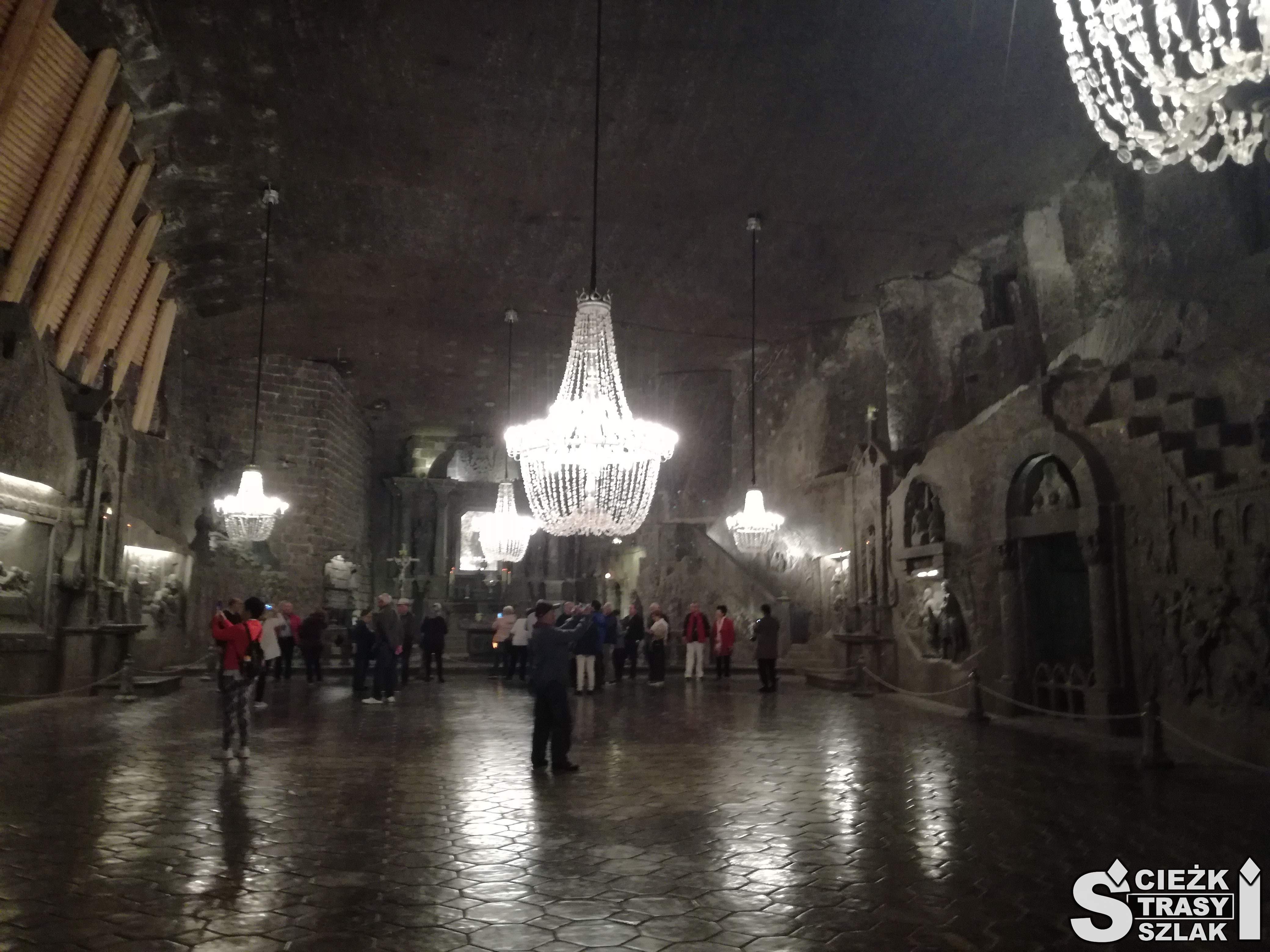 Wnętrze kaplicy Św. Kingi w podziemiach kopalni soli Wieliczka z kryształowymi żyrandolami i błyszczącą podłogą