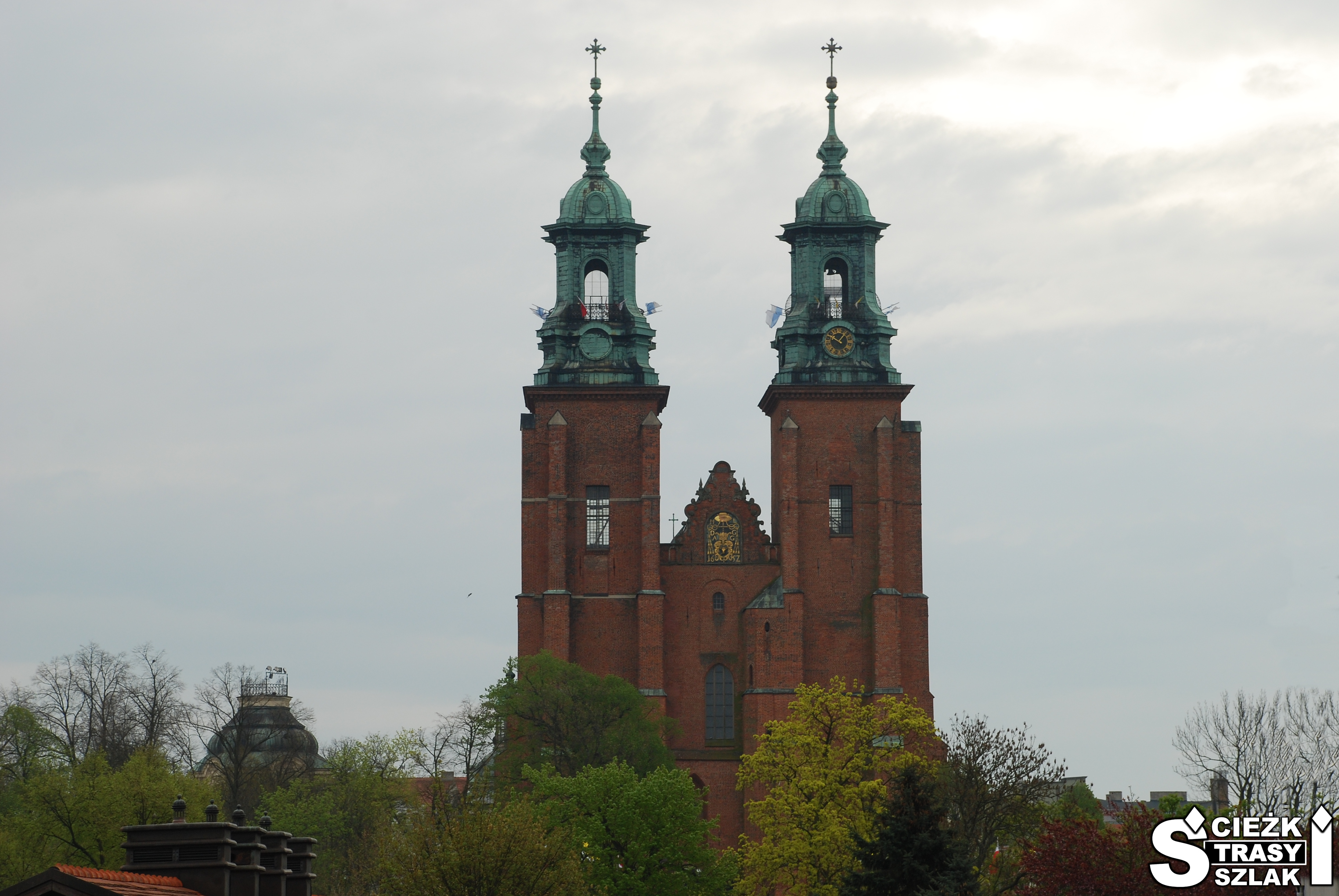Dwie wieże kościelne Katedry w Gnieźnie z tarasami widokowymi na miasto i Jezioro Jelonek