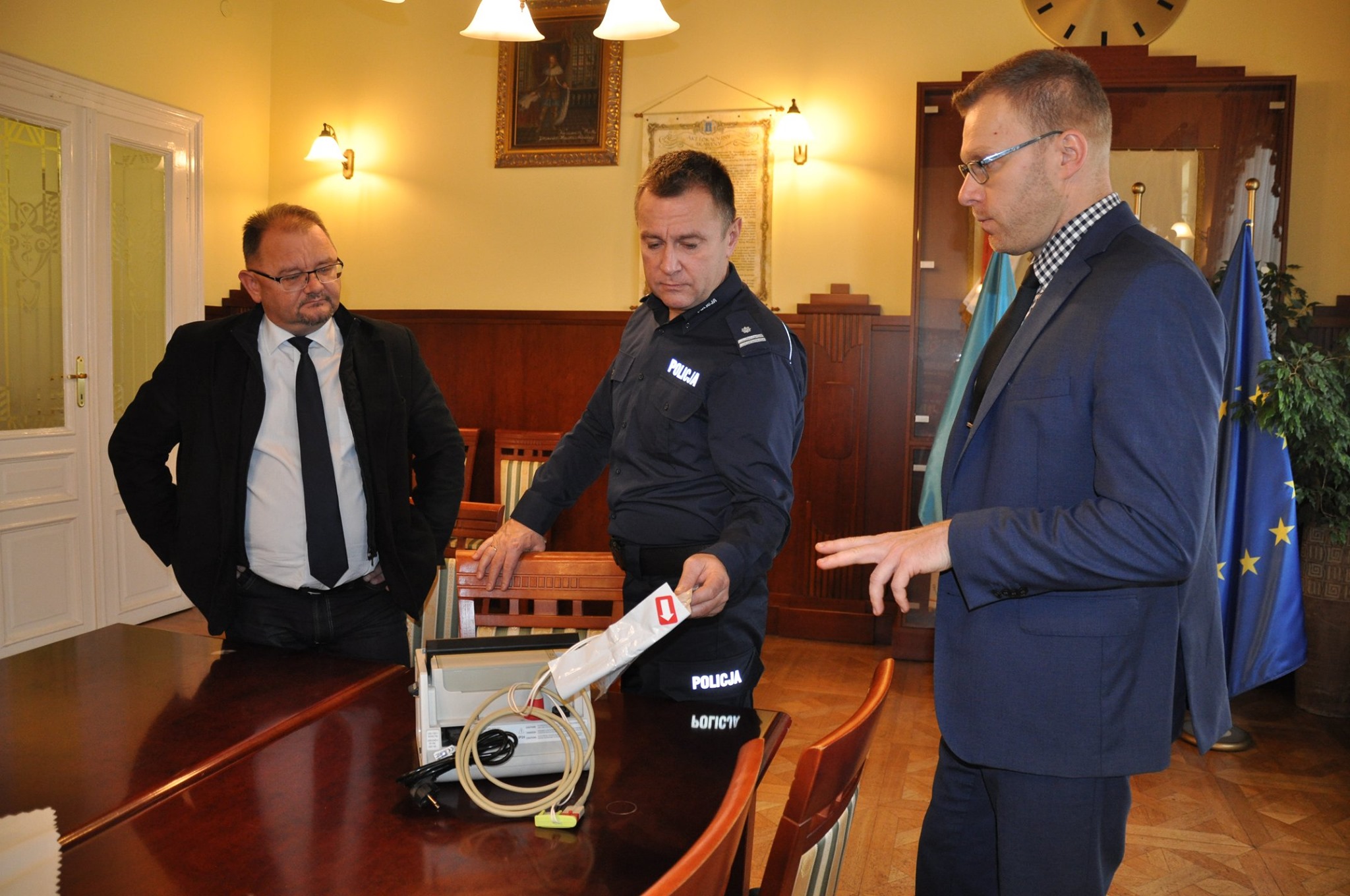 Przekazanie defibrylatora aed dla skawińskiej policji