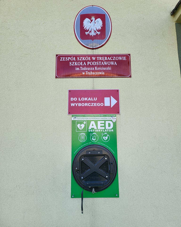Montaż AED w Zespole Szkół w Trębaczowie.
