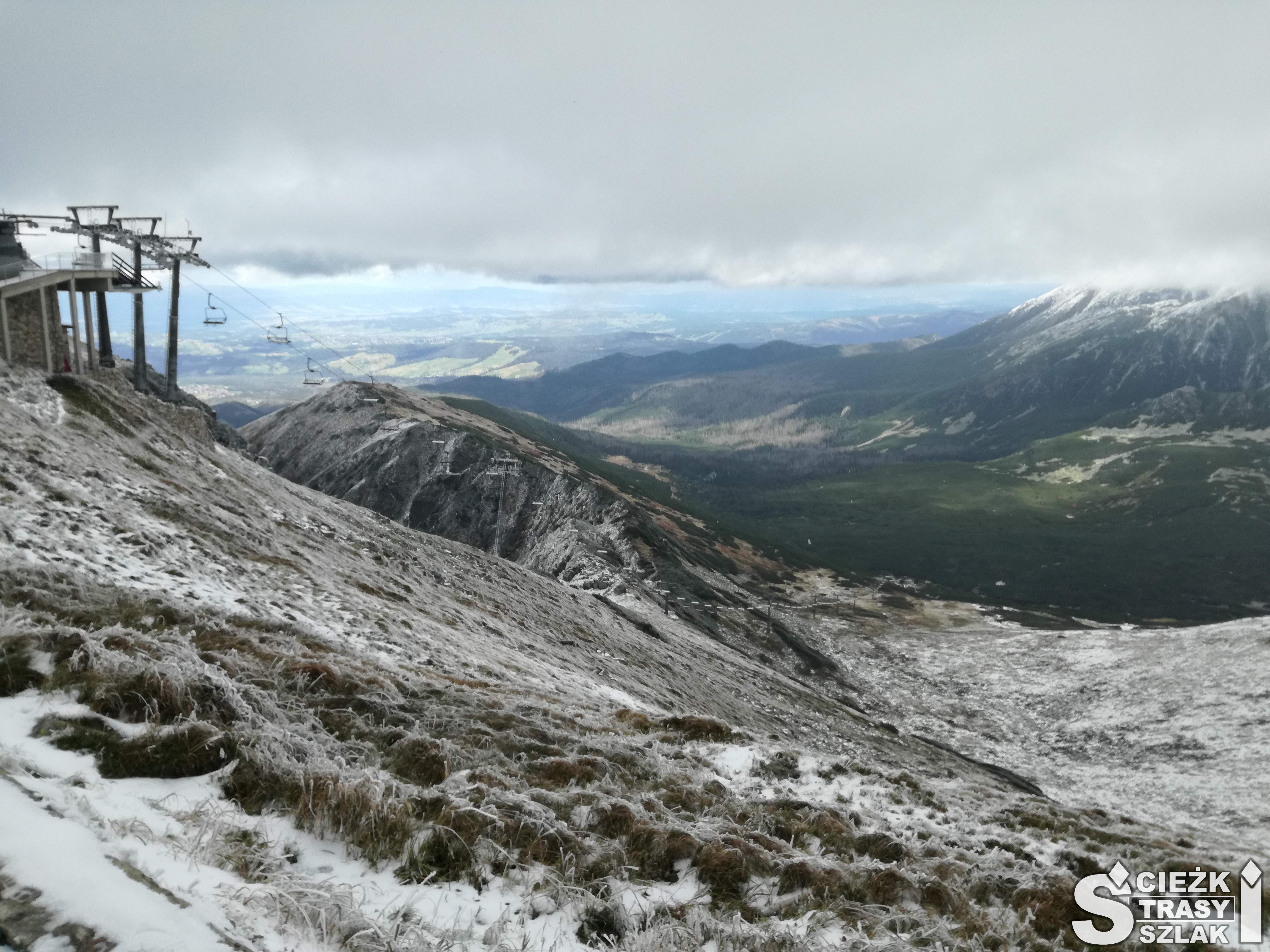 Górski teren ze szczytami pokrytymi śniegiem w tle z Góry Kasprowy Wierch i stacji górnej kolejki górskiej w Zakopanem