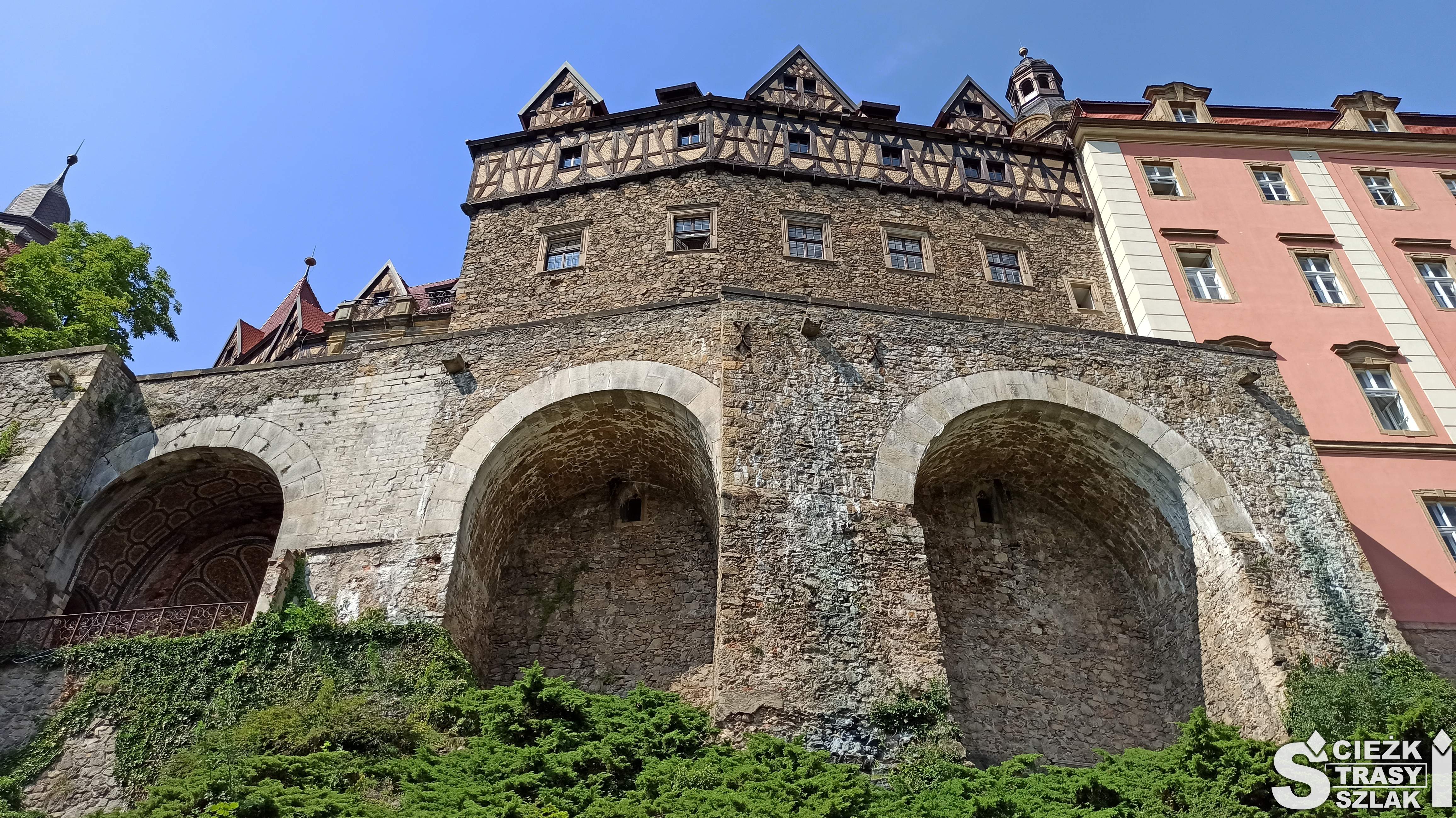Mur obronny otaczający Zamek Książ z łukowatymi wnękami na ścieżce do podziemi Hitlera