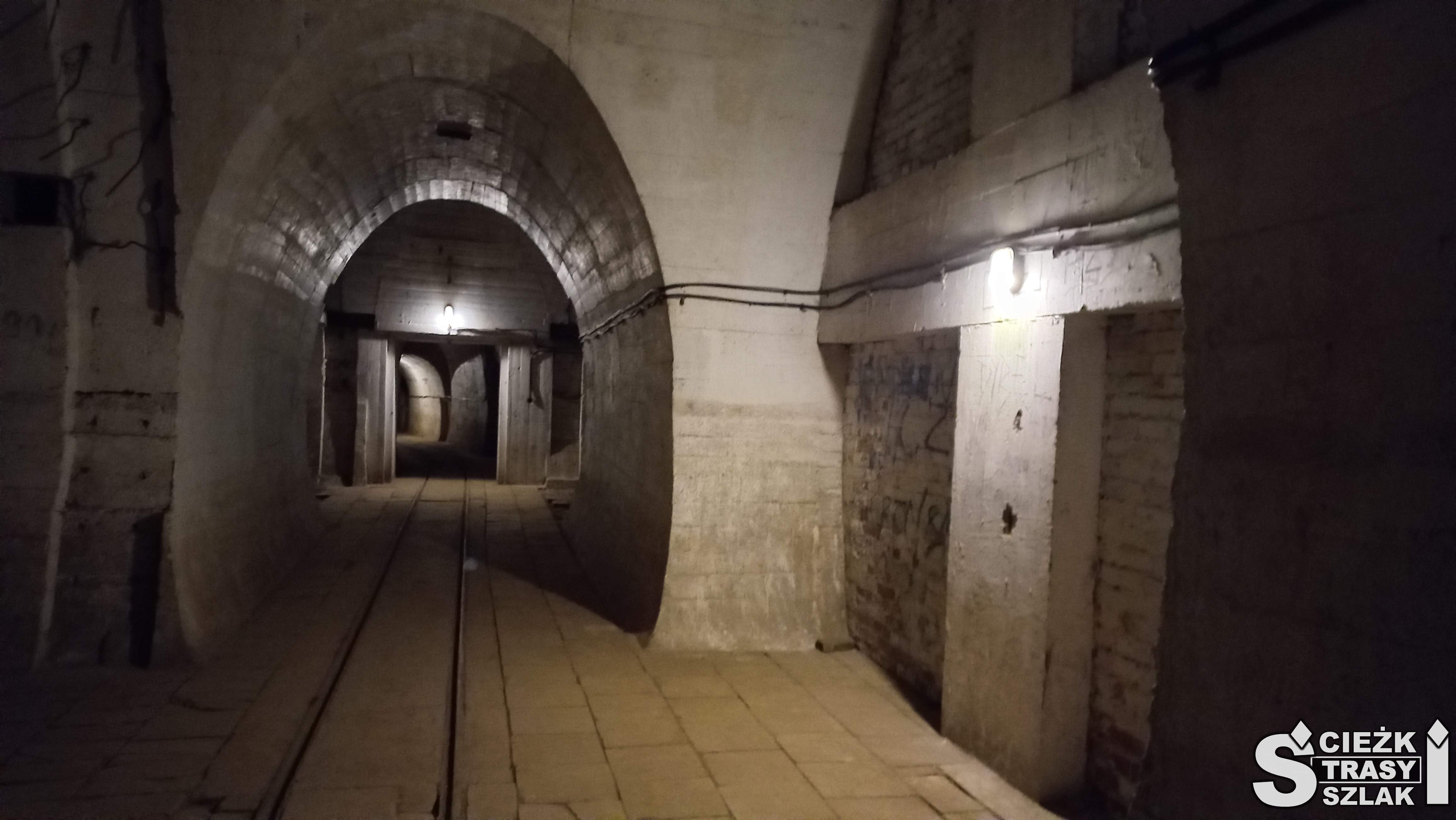 Wysoki i szeroki korytarz betonowych bunkrów hitlerowskich w Międzyrzeczu z wyokrąglonym sklepieniem